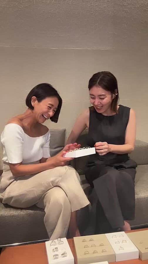 佐藤佳菜子のインスタグラム：「ENEY ジュエリー💎 おティー @taekohigashihara と好きなジュエリーを 選ぶだけの動画です🩶  @eney_jewelry」