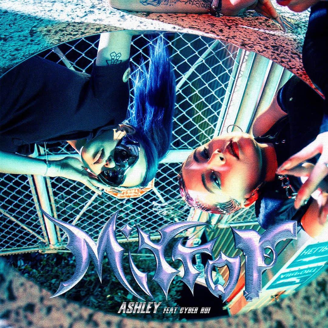 ルナのインスタグラム：「AshleyにとってはSeason2/ep.1 NEW SINGLE “Mirror” Ft. CYBER RUI配信▶️  鏡よ鏡 世界で一番美しいのは誰？？  もう一度、考えてみよう 「真の強さと美しさとは何か？」  @ashley114_official  @cyber_rui8   Track by: @joeogawa_music  Produced by: LUNA  Photo by @ryusei_750  Jacket by @danbe3728」