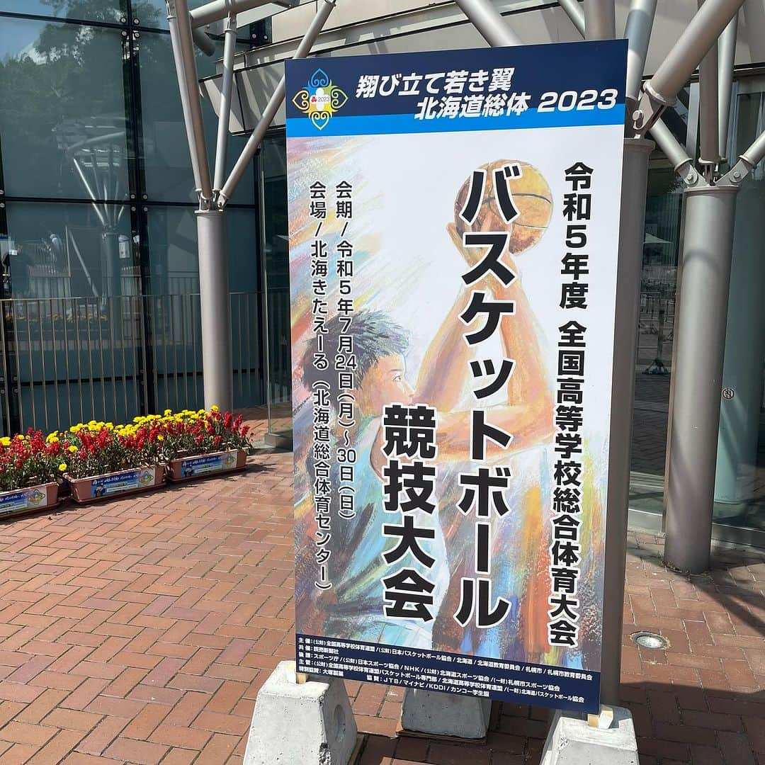 青木太一さんのインスタグラム写真 - (青木太一Instagram)「【メディア情報】  アオキックスが、7/28(金)放送のJ SPORTS 1「インターハイ2023 全国高等学校総合体育大会バスケットボール競技大会 男子 準々決勝」（13:15～17:30）で解説を務めます。  ■第1試合 『日本航空(山梨) vs. 報徳学園(兵庫)』 ■第2試合 『藤枝明誠(静岡) vs. 東山(京都)』  インターハイの熱戦を解説します。 ぜひ、ご覧ください！  【解説】 #渡邉裕規  #ベンドラメ礼生 #アオキックス #永田睦子  #塚本清彦  #インターハイ  #高校バスケ  #AokicksReportHoops」7月26日 13時45分 - aokicks_jp