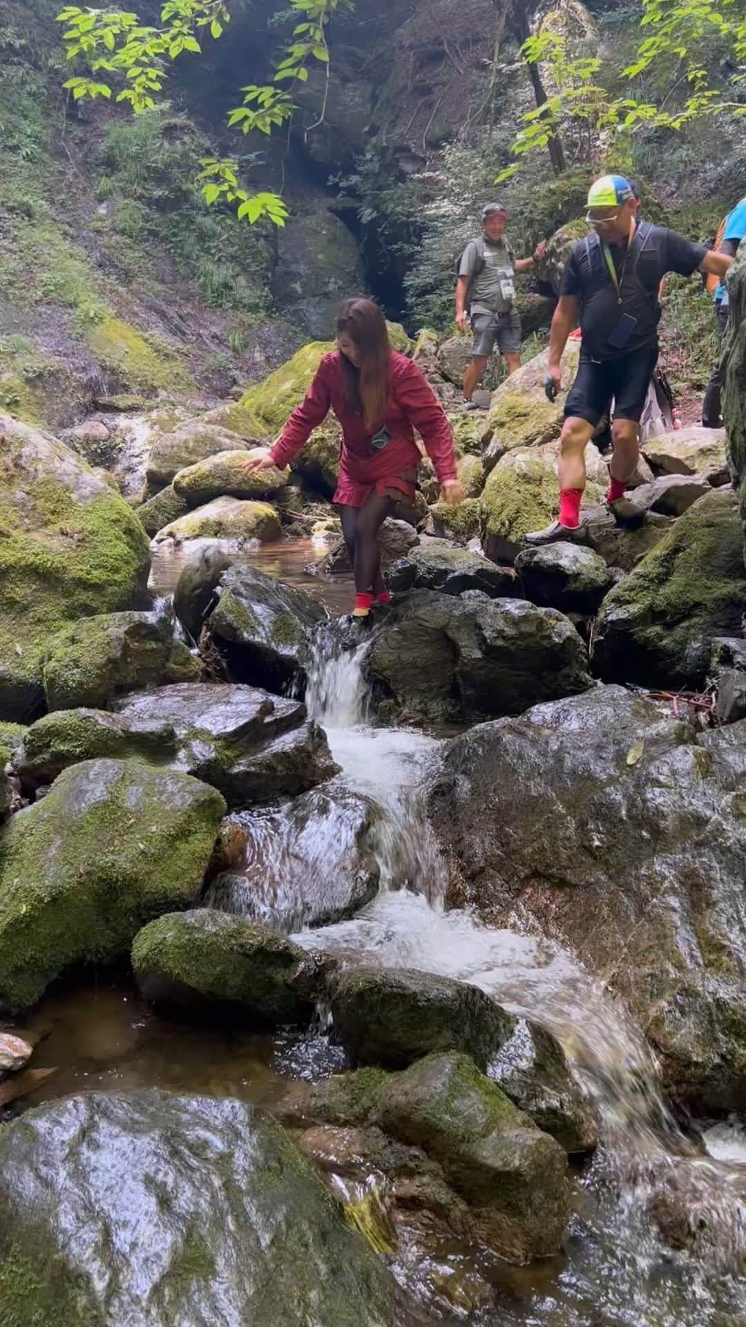 楪望のインスタグラム：「* サイクリングの合間はトレッキングしながら、沢遊び🐟 奥多摩の山中は涼しくて、この酷暑を忘れさせてくれるような気候でした🏞️ 水も透き通っていて、川のせせらぎも心地良く…🎐 五感が存分に満たされました🍃 マイナスイオンたっぷり🌬️  トレッキングは沢の中に入らなくても良いルートもあるので、各々の気分に合わせて進めるのも嬉しいところ☺︎ ちゃぷちゃぷしたい人は濡れても良い靴を履いてくることをおすすめします🥾 #panasonic #panasonicbike #パナソニックバイク #パナソニック #親善大使 #アナウンサー #マウンテンバイク #eバイク #mtb #ebike #mountinbike #xealt #ロードバイク #roadbike #東京 #奥多摩 #夏 #summer #避暑地 #イベント #ライド #トレッキング #沢遊び #川遊び #🚲 #🚵‍♀️」