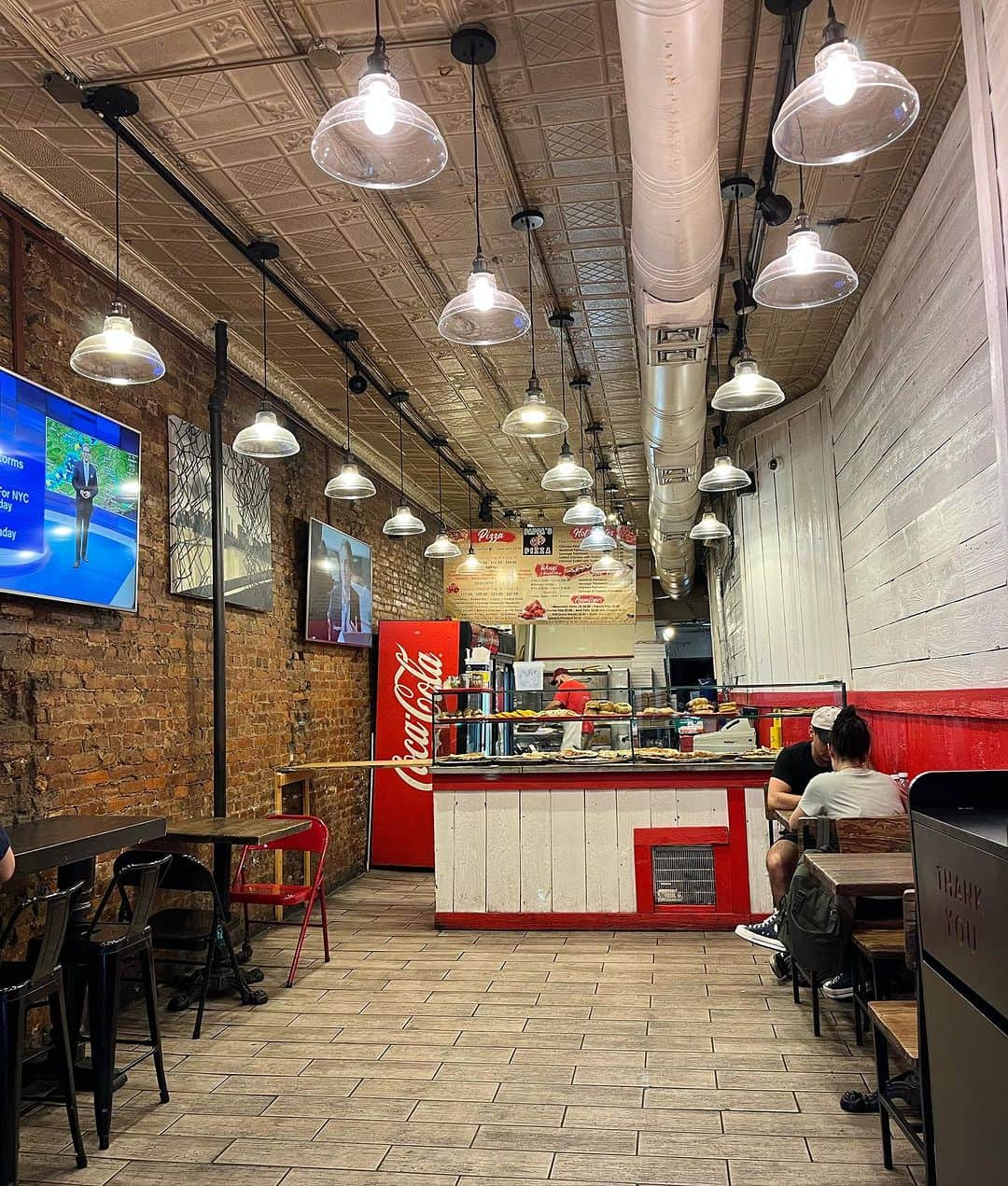 もみじ真魚さんのインスタグラム写真 - (もみじ真魚Instagram)「『#DAY1565/「Late night reward pizza」』  もみじ真魚/MaoMomiji 2023年7月26日 00:51  Nothing like those calories after a day of accomplishment!"  On July 24, I participated in Yamamoto Toremi's "Drink & Drawing" event. I had the honor of participating as a guest and drawing a picture as well. It was a great event, and I could feel Remi's good personality from start to finish. We talked and drank all the time at the after-party and had a lot of fun! At the end of the meeting, we were hungry, so we stopped by a pizza place. We ate a big American sized pizza and thanked each other for our hard work. Good job, Remi-sensei!  「達成感の後のカロリーは最高！」 7/24にヤマモトレミ先生の「ドリンク&ドローイング」イベントに参加して来ましたよ。私は僭越ながらゲスト参戦、絵も描かせていただきました。会は終始和気藹々で、レミっちゃんの人柄が伝わる素晴らしい会でした。  二次会もずっと話して飲んで、楽しかったな〜〜！会の終わりに小腹が空いたので、ピザ屋さんに寄りました。アメリカサイズの大きなピザ、もくもく食べながらお疲れ様ーって労いの言葉をかけ合いました。レミ先生グッジョブ！  #日刊ごはんが好き #foodie #foodieart #dailyilovefood  #毎日更新 #foodillustration #fooddrawing #もみじ真魚 #maomomiji #飯テロ #美食 #ヤマモトレミ #pizza #papaspizza」7月26日 14時03分 - maomomiji