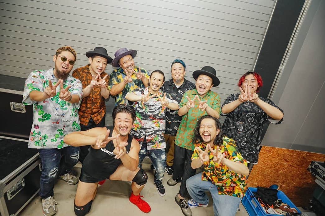 上江洌清作のインスタグラム：「WWWtour2023  福岡ファイナル  with WANIMA‼️  ツアーファイナルに相応しい 盛り盛りに盛り上げてくれたWANIMAのみんな  そして盛り盛り遊びに来てくれたみんなに大感謝❣️  ファイナルセッションは もちろんワニパチ‼️  アイヤイヤにドンウォーリーまで  シーサーナリさん、クボティに粒さんまで参加した 全盛りワニパチで一気に駆け抜けました  いや〜終わってしまった…  けど、始まってしまった感もある不思議な感覚🫣  夏フェスに  800BEST  大阪城ホール、ぴあアリーナ  WWW2023 モンパチフェス‼️  まだまだ旅は続きます  遊びましょ❣️  一先ずWWWtour2023  お疲れサマー  対バンツアー最高でした❣️  参加してくれたアーティストの皆様 支えてくれたスタッフ  関わってくれた全ての皆さま ありがとうございました❣️  #mongol800   #モンパチ  #WANIMA  #ワニパチ」