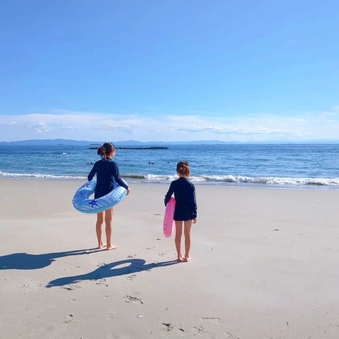 桑原麻美のインスタグラム：「終業式を終えたら海へGO!!!  今年はビーチで夏休みスタート♪  綺麗な海と砂浜で癒やされました✨  長女にとっては小学生最後の夏休み。 楽しい思い出をたくさん作るぞー！」