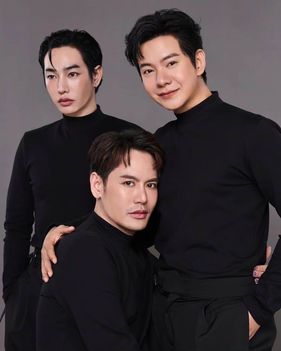 アイス・サランユーのインスタグラム：「4-5 November 2023  🧡💜🩵 The Concert Application Presents  “Peck Aof Ice InFriendnity Concert” - Friend สนิท Fin สนั่น -  ขายบัตร 2 กันยายนนี้ ที่ The Concert Application  หรือ www.theconcert.com  บัตรราคา : 5,500 / 4,500 / 4,000 / 3,500 / 3,000 / 2,500 / 2,000 / 1,500  •2 รอบแสดง ฟินแบบฟูลออฟชั่น• เสาร์ที่ 4 และ อาทิตย์ที่ 5 พฤศจิกายน 2566 Royal Paragon Hall 5 Fl., สยามพารากอน  ติดตามรายละเอียดได้ที่ FB: Atimeshowbiz FB: GMM SHOW  #PeckAofIceInFriendnityConcert  #15thAnniversaryPeckAofIce  #peckpalit #เป๊กผลิตโชค  #aofpongsak #อ๊อฟปองศักดิ์  #icesarunyu #ไอซ์ศรัณยู  #เป๊กอ๊อฟไอซ์ #peckaofice #FriendสนิทFinสนั่น」
