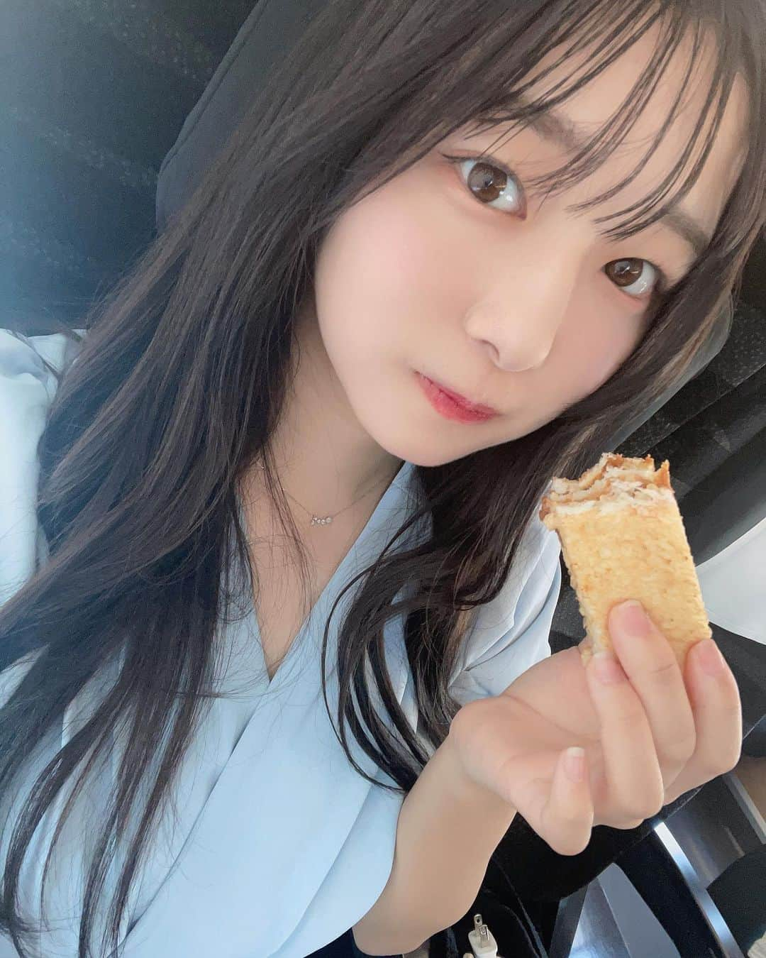 我妻ゆりかのインスタグラム：「もぐもぐ…  一人旅中…🚶‍♀️  YouTubeも取ってるよ‪📷💭 ̖́-‬  昨日の夜から弾丸である場所に来ています！  場所は以外かも！（何県か当ててみて）  だけどめちゃくちゃ自然に癒されて、子供のように楽しんでいます☺️  そして学ぶことも沢山あって、いろんなことを吸収しています！  リアルタイムの動画や写真はTwitterで公開されているので是非覗きにきてみてください🫡🫡  #グラビア #グラビアアイドル #アイドル  #一人旅 #一人旅女子 #一人旅行」