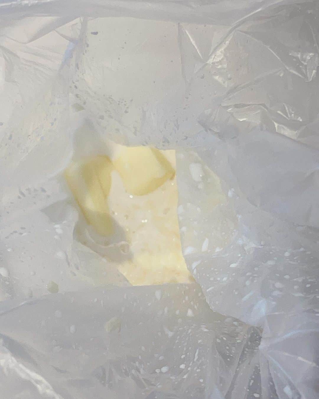 奥田和美さんのインスタグラム写真 - (奥田和美Instagram)「【アイラップでチーズソース】  昨日「冷凍してもくっつかずパラパラ」とご紹介しました冷凍ピザ用チーズを使ったチーズソース。 冷凍のまま、他の容器に入れ替えたりすることなくそのままチン出来るのでめっちゃ楽ちん。  もちろん冷凍してないチーズでも使えますが、まずは 『冷凍した袋のままレンチン出来る』 というアイラップの特徴をお伝えするためにも冷凍ピザ用チーズで作ります。  このソース、ハンバーグの上にかけたり、オムライスにかけたり、蒸し野菜にかけると最高！！ レンチンしたじゃがいもにかけたら激うまです🥔  次男はチーズソースがめっちゃ好きで、びっくりドンキーに行くとフォンデュ風ハンバーグに更にチーズソースをかけるので（カロリー！！！）、家のハンバーグでもチーズソースを作っておくと喜んでくれます。  ━━━━━━━━━━━━━━━  アイラップに ✅冷凍ピザ用チーズ100g ✅片栗粉小さじ2 を入れて口を閉じてシャカシャカ。 全体にまぶされたら ✅牛乳100ml ✅バター10g を加えてもみもみ。  耐熱容器（出来ればすっぽり入るタッパーとかボウル）にアイラップごと入れて、口を開いた状態でレンジ（600w）で3分加熱。  少し熱さが落ち着いたら、布巾やミトンなどの上からとろみが出るまで袋ごとよく揉めば完成！  熱い時はもちろんスプーンなどで混ぜてもOK。  ━━━━━━━━━━━━━━━  ソースをかける時はスプーンですくってかけて。 使い切らずに硬くなって来た場合は、口を縛って湯煎、又は牛乳を少し足してレンチン（口を開いて）すれば復活します。  以前、袋の角を切って絞り出そうと思ったら、柔らかいのでとめどなく流れ出て大惨事になった上に（そらそうやろ）器に移さないと再加熱出来なくなったので、袋の角は切らずに使って下さいね。（お前だけや）   チーズソースを鍋や耐熱容器に直接入れて作ると洗う時大変なんだけど、アイラップならその心配は不要なので楽ちんです。  とにかく冷凍したピザ用チーズを袋ごとそのままチンしてソースが作れる、というところがポイント。  レンチンする時は口は閉じないで下さいね👆  ちなみに、最近愛用しすぎてアイラップ専用ケースを買ってしまいましたww インテリアに馴染むダークグレーを購入したので出しっぱなしにしているので便利ー💕  #アイラップ  #アイラップレシピ  #アイラップ活用法  #チーズソース  #レンチン」7月26日 14時16分 - kazumiokuda