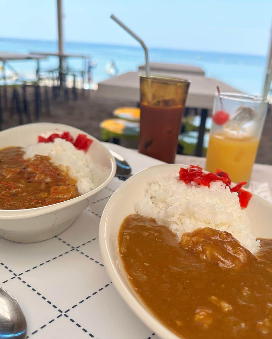 綾小路翔さんのインスタグラム写真 - (綾小路翔Instagram)「昨日はTAKUROさんのお招きで葉山ハウエバーランド（⚠︎綾小路が勝手にそう呼んでいるだけ）へ。 ⁡ BBQ美味しかった。お喋り楽しかった。 ⁡ 今朝は早起きして界隈をジョギングして、森戸大明神様をお参りして、石原プロばりに海に向かって「裕ちゃーん」って叫んで、その後TAKUROさんと二人で散歩がてら海の家でモーニング。 ⁡ ツアー前のほっこり夏の休日。 TAKUROさん、本当にありがとうございました。 パワー注入完了。 いよいよ始まる「氣志團-Season2.5-」ツアー。 頑張るぞェ。 ⁡ #夏のぬけがらズ #are #GLAY #TAKURO #氣志團 #綾小路翔 #カレーライス🍛 #朝カレー #奥の七味いっぱいかかってる方 #TAKURO #オレンジジュース #TAKURO #アイスコーヒー #綾小路翔 #階段にスマホ立てかけてタイマー撮影 #by #TAKURO #花火大会 #みんなとはぐれて一人で帰る #BBQ  #ナイツ #塙宣之 #清塚信也 #撮影 #亀梨和也  #ふと気づけばまさかのあゆちゃんも合流 #何だかわかんない内に凄いことに #自分気がついたら庭で眠っていた模様 #部屋に運んでくれたTAKUROさんアンド亜美ちゃんありがとうございました😭 #敬称略」7月26日 14時17分 - showayanocozey