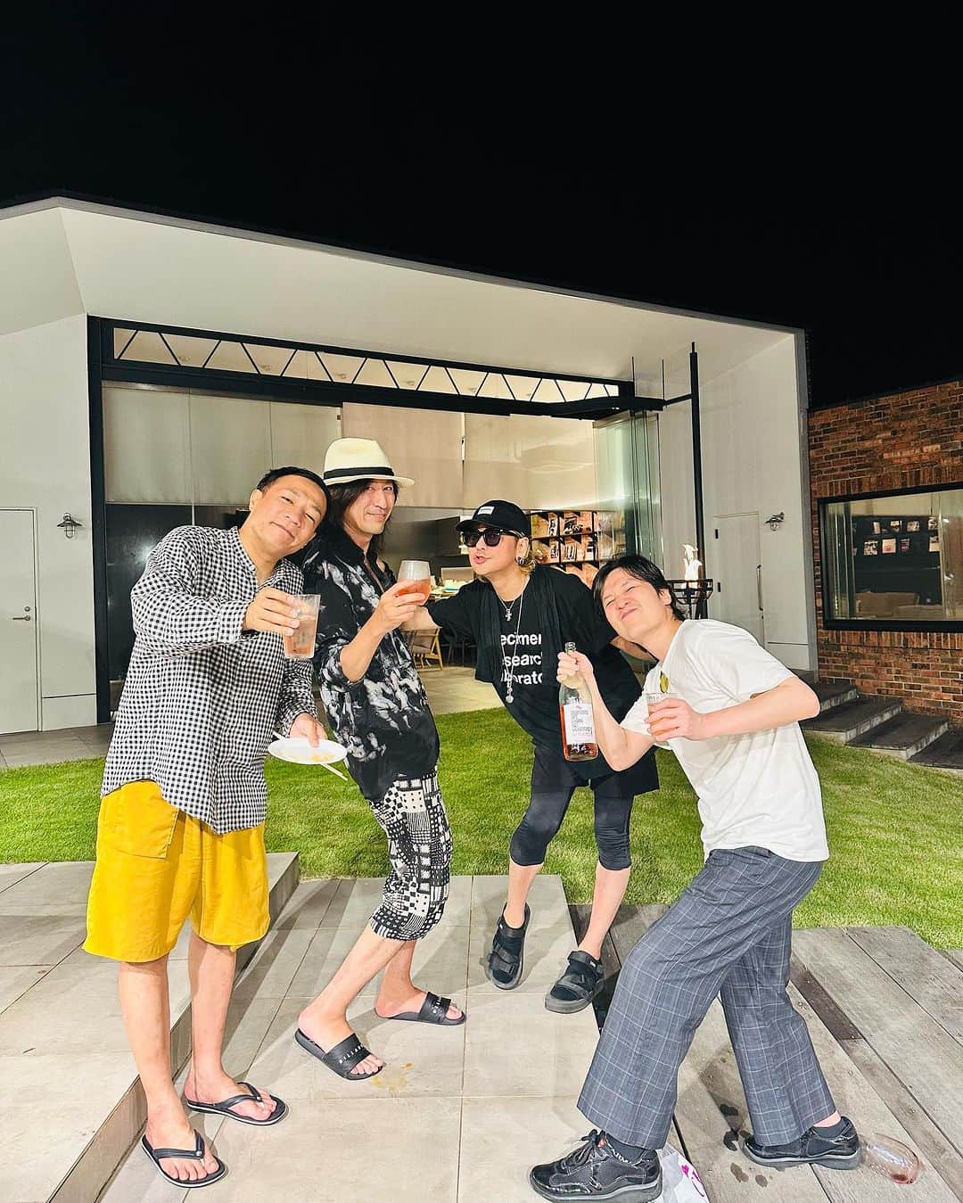 綾小路翔さんのインスタグラム写真 - (綾小路翔Instagram)「昨日はTAKUROさんのお招きで葉山ハウエバーランド（⚠︎綾小路が勝手にそう呼んでいるだけ）へ。 ⁡ BBQ美味しかった。お喋り楽しかった。 ⁡ 今朝は早起きして界隈をジョギングして、森戸大明神様をお参りして、石原プロばりに海に向かって「裕ちゃーん」って叫んで、その後TAKUROさんと二人で散歩がてら海の家でモーニング。 ⁡ ツアー前のほっこり夏の休日。 TAKUROさん、本当にありがとうございました。 パワー注入完了。 いよいよ始まる「氣志團-Season2.5-」ツアー。 頑張るぞェ。 ⁡ #夏のぬけがらズ #are #GLAY #TAKURO #氣志團 #綾小路翔 #カレーライス🍛 #朝カレー #奥の七味いっぱいかかってる方 #TAKURO #オレンジジュース #TAKURO #アイスコーヒー #綾小路翔 #階段にスマホ立てかけてタイマー撮影 #by #TAKURO #花火大会 #みんなとはぐれて一人で帰る #BBQ  #ナイツ #塙宣之 #清塚信也 #撮影 #亀梨和也  #ふと気づけばまさかのあゆちゃんも合流 #何だかわかんない内に凄いことに #自分気がついたら庭で眠っていた模様 #部屋に運んでくれたTAKUROさんアンド亜美ちゃんありがとうございました😭 #敬称略」7月26日 14時17分 - showayanocozey