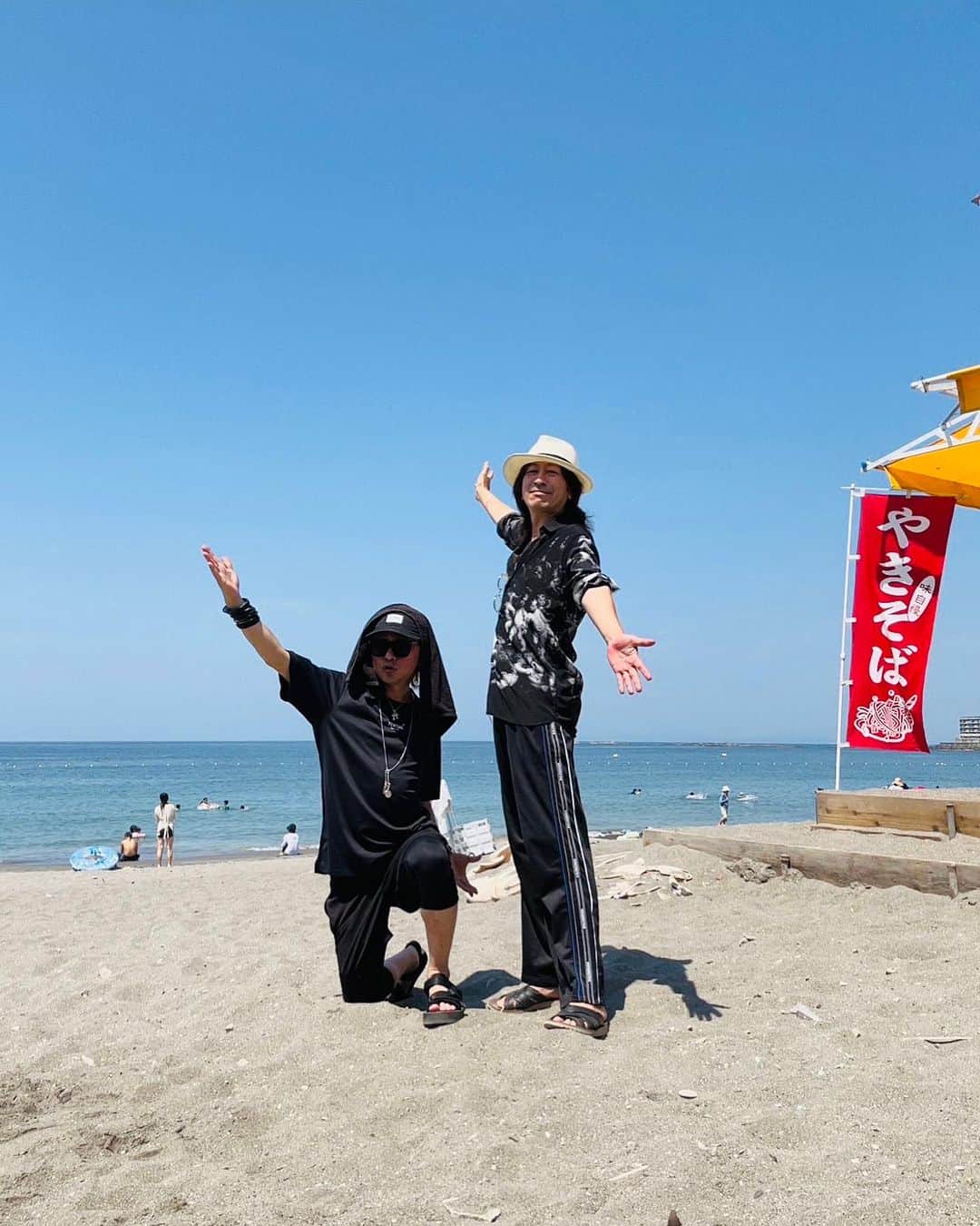 綾小路翔さんのインスタグラム写真 - (綾小路翔Instagram)「昨日はTAKUROさんのお招きで葉山ハウエバーランド（⚠︎綾小路が勝手にそう呼んでいるだけ）へ。 ⁡ BBQ美味しかった。お喋り楽しかった。 ⁡ 今朝は早起きして界隈をジョギングして、森戸大明神様をお参りして、石原プロばりに海に向かって「裕ちゃーん」って叫んで、その後TAKUROさんと二人で散歩がてら海の家でモーニング。 ⁡ ツアー前のほっこり夏の休日。 TAKUROさん、本当にありがとうございました。 パワー注入完了。 いよいよ始まる「氣志團-Season2.5-」ツアー。 頑張るぞェ。 ⁡ #夏のぬけがらズ #are #GLAY #TAKURO #氣志團 #綾小路翔 #カレーライス🍛 #朝カレー #奥の七味いっぱいかかってる方 #TAKURO #オレンジジュース #TAKURO #アイスコーヒー #綾小路翔 #階段にスマホ立てかけてタイマー撮影 #by #TAKURO #花火大会 #みんなとはぐれて一人で帰る #BBQ  #ナイツ #塙宣之 #清塚信也 #撮影 #亀梨和也  #ふと気づけばまさかのあゆちゃんも合流 #何だかわかんない内に凄いことに #自分気がついたら庭で眠っていた模様 #部屋に運んでくれたTAKUROさんアンド亜美ちゃんありがとうございました😭 #敬称略」7月26日 14時17分 - showayanocozey