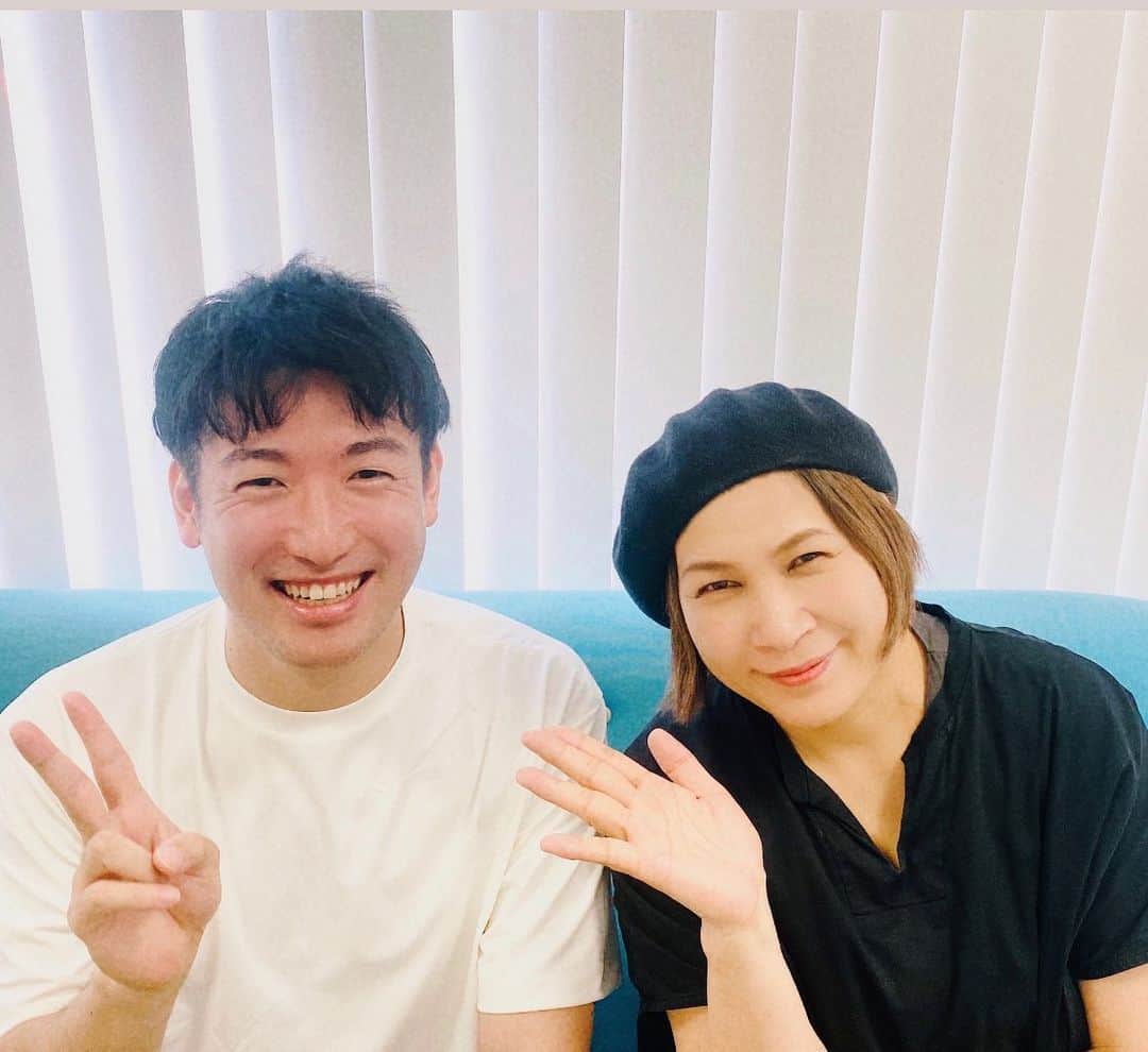 のインスタグラム：「なんと素敵なご縁で今日からcheek oneの新しいメンバーになりました✨ photographerの向山裕信氏  彼はなんと⭐️ 富田眞光氏に師事⭐️ とても美しい写真を撮ります✨ 私も以前から良く一緒にお仕事してました☺️🍀 皆様どうぞよろしくお願い致します🙇‍♀️🍀🍀🍀 @hironobumukoyama  #photographer #向山裕信 @cheekone1  #マネージャー　#千吉良実」