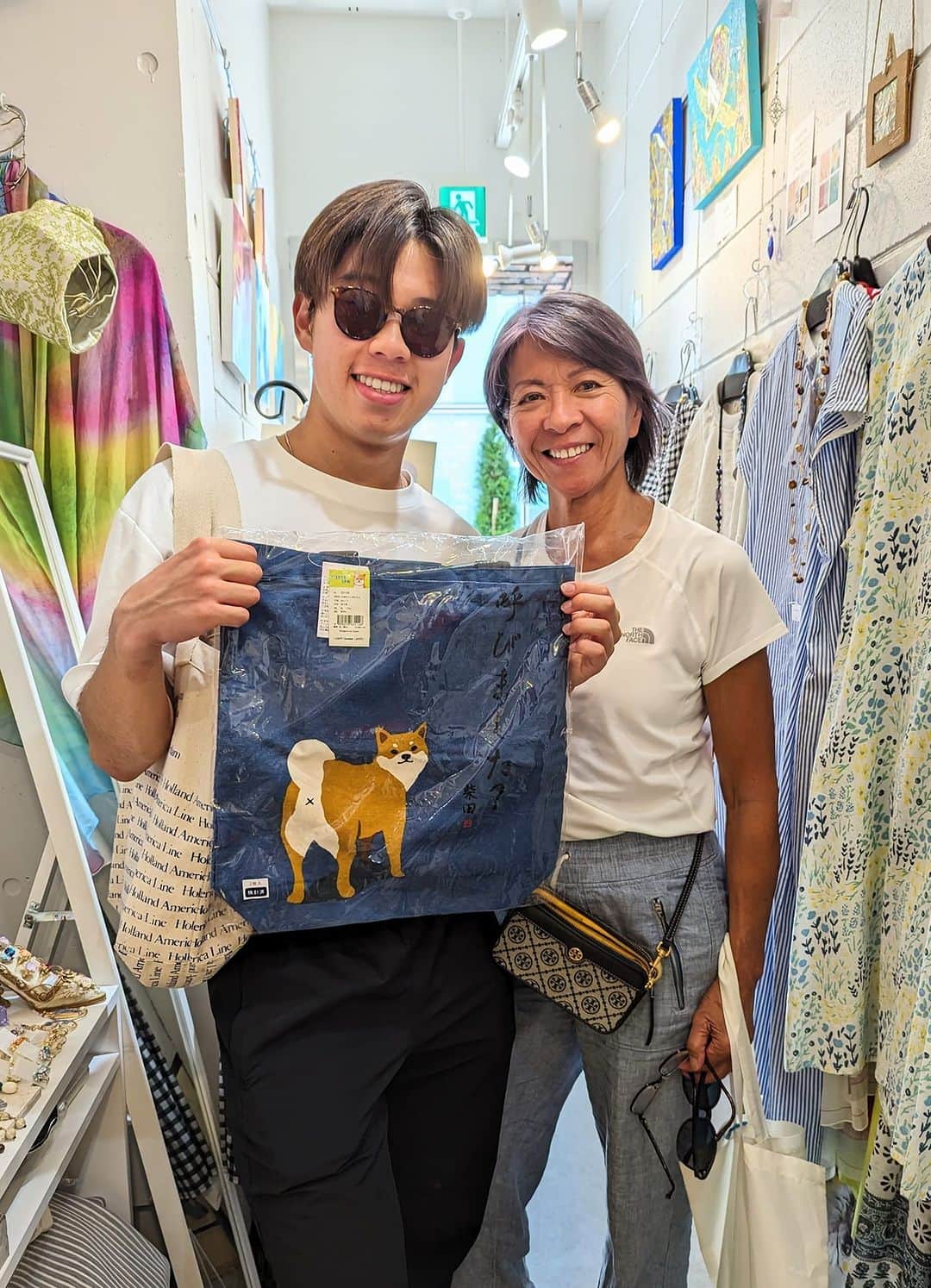 平井富子のインスタグラム：「サンフランシスコから、Carterさん、Patsyさんファミリーがご来店。  日本には、何度も。 今回は、広島や金沢を観光してきたとか。 素晴らしい〜  呼びました？柴田さんのトートバッグを気に入って頂きました。ふりむいた姿が可愛い〜  明日帰国、東京最後の日に来て頂き感謝です。東京を楽しんでください～」