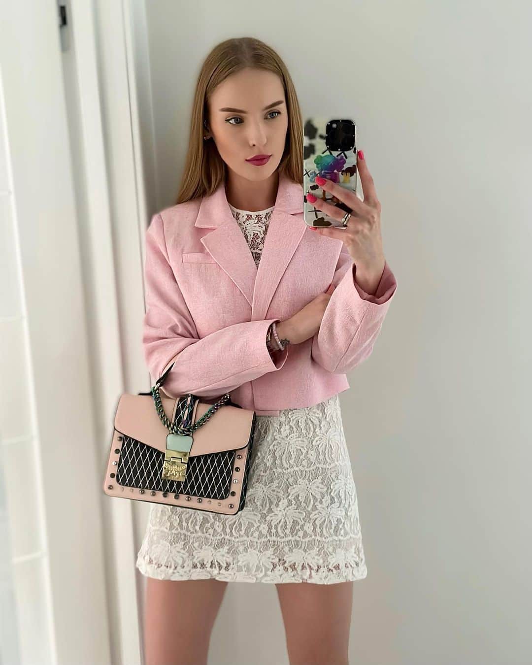 オクサナ・ネベセラヤのインスタグラム：「Какую роль играет свобода и есть ли она вообще?   На мой взгляд, первостепенную. Свобода (относительная) - двигатель прогресса. Когда действуешь исключительно в строгих рамках, то новаторство, творчество погибают, и получается продукт, (будь то мероприятие, книга либо даже глазированный сырок) такой же, как и 100 других.  Но может ли человек быть абсолютно свободен? -Нет. Социально-культурные традиции и общество накладывают определенные рамки. На кого-то в большей степени, на кого-то в меньшей. Поэтому в данном случае важно сохранять баланс между традицией с обыденностью и креативом с поиском новых форм.   К чему это? - Просто мысли вслух.   *кстати, это мое «счастливое» платье, я в нем защитила диплом и магистерскую диссертацию на 10👌🏻」