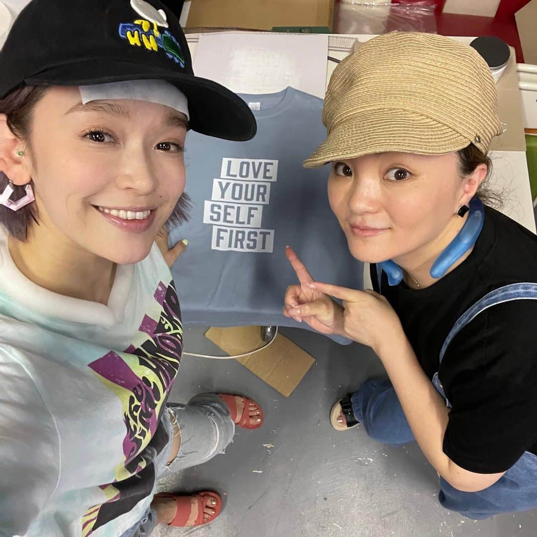 Soweluさんのインスタグラム写真 - (SoweluInstagram)「昨日、再入荷分の 『Love your self first』 Tシャツの手刷り製作してきたよ〜！  昨日もクーラーが壊れてる作業場で手刷りしたからスーパーうるとら暑くて、おでこと首に冷えピタ貼って、ネッククーラーして 親友ゆうこに手伝ってもらいながら2人で汗だくで頑張りました。笑  Thankyou so much YUKO🤍 @yukoasami_   L, XLサイズは完売で Mサイズ残り4枚です🌿  購入先はプロフィールにリンクがあるからそこからCheckしてね🎐  今日もスーパーうるとらマジで暑いからみんなも水分補給忘れず 本当気をつけてね！！  #loveyourselffirst  #手刷り #製作 #熱中症対策 #スーパー猛烈暑い」7月26日 14時28分 - sowelu_