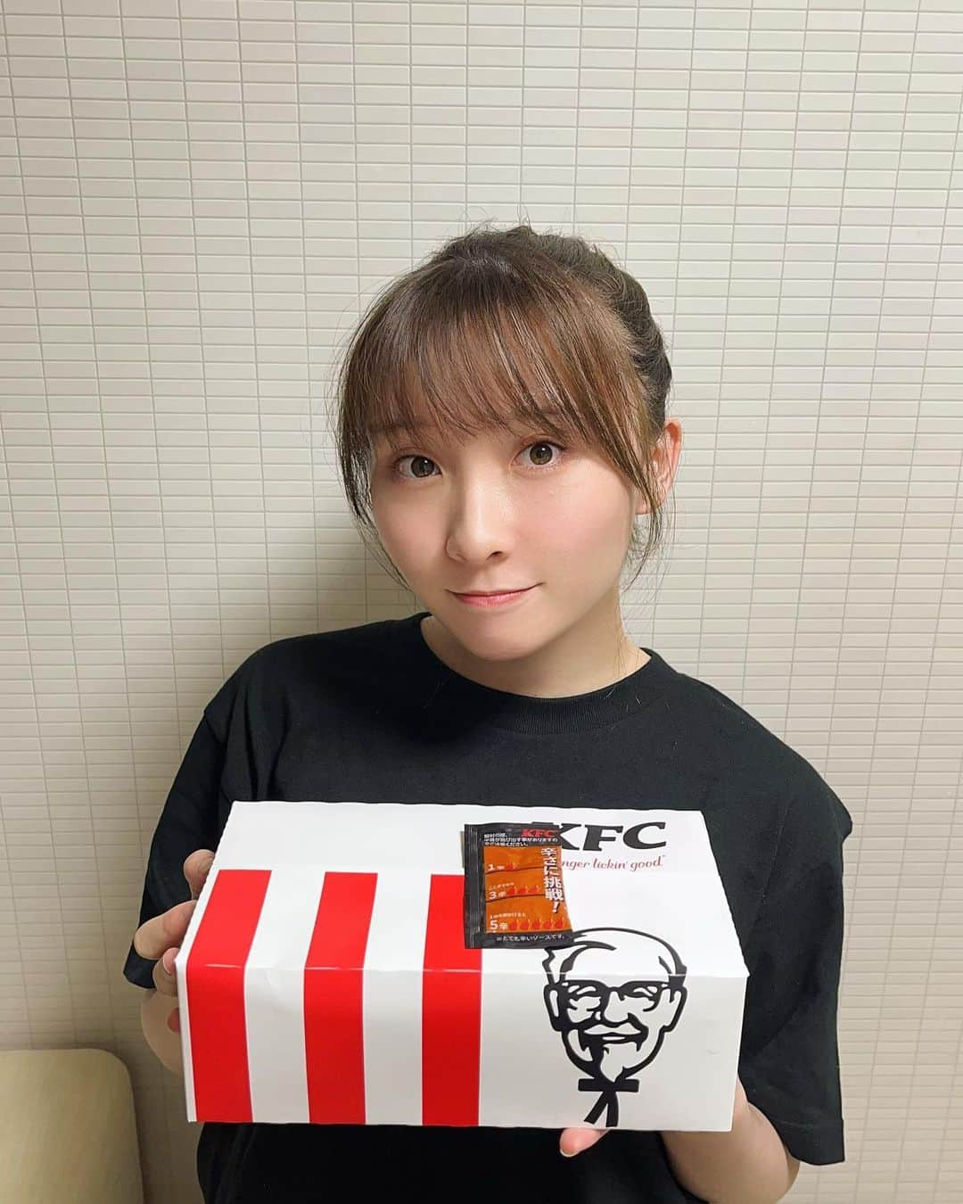 高瀬くるみのインスタグラム：「.     🔥🍗🌶🔥 　 　 　 #レッドホットチキン #KFC #レッドホット最強相棒祭 #まだまだ #レッドホットの夏 #は #終わらない #やみつきになる #辛旨 #激辛LOVE #BEYOOOOONDS #ハロプロ #アイドル #くるみんインスタ映え計画」