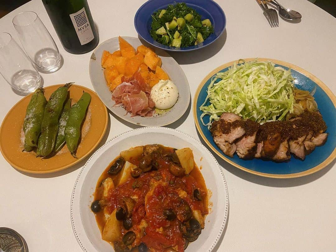 菅原沙樹さんのインスタグラム写真 - (菅原沙樹Instagram)「最近の旦那ご飯👨🏻‍🍳 いまだお魚ブームは継続中🐟週末用にと、平日夜からせっせと捌いております。 おかげで毎週末美味しいお魚料理食べれてサイコー🙌 今年の夏は、我が家でいっぱいおもてなしして腕前を披露するそうなので、各所ご連絡お待ちしております笑 #トーキョー旦那ご飯#トーキョー家族ご飯」7月26日 14時31分 - saki313apo