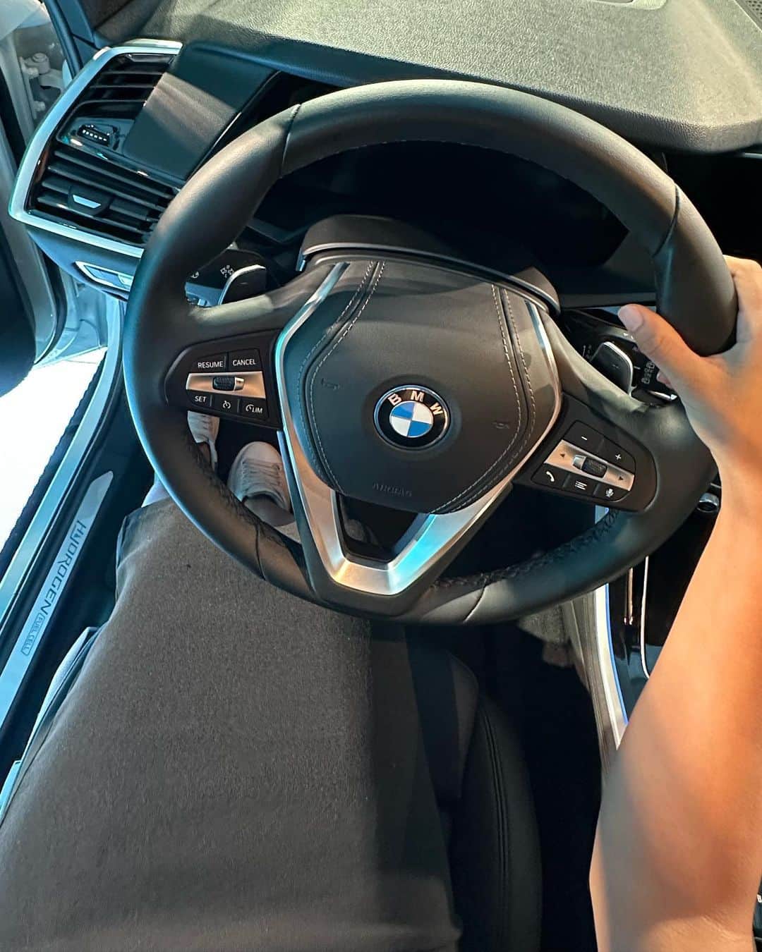 真幸良さんのインスタグラム写真 - (真幸良Instagram)「@bmwjapan の水素電気自動車の プレスカンファレンスに参加して来たよ💧🫧  車の脱炭素化が進む中で電気自動車が注目されているけれど、使用時だけではなくライフサイクル全体で考えると、実は電気自動車も環境負荷が高い🥲  という問題を解決できるかもしれないのが、 この #BMW の水素で走る車🆕  #BMW は実は2007年から水素に着目して研究を続けていて、車の製造、輸送、廃棄を含めた全過程でカーボンニュートラルを実現したんだって！！すごいよね、、、🫨  社会的なインフラの中での水素の役割や重要性も学べて、とっても勉強になった…！  こちらの #THEiX5Hydrogen はまだ実証実験中なのだけれど、発売が今から楽しみ🫶🏽  #BMWJapan #駆け抜ける歓び #サスティナビリティ #水素電気自動車」7月26日 16時00分 - mayuri_158cm