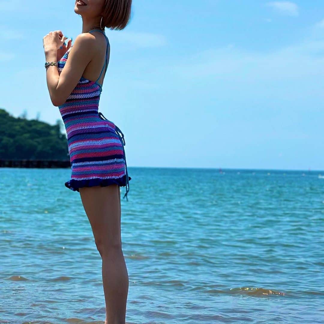 SARAのインスタグラム：「🌊👗🌞🍉💙  @eknit99 by @kahoohyama   絶対海で着たかったカホが作ってくれたワンピ🥹 友達が作ってくれたものはどんなブランド物なんかより価値があって身につけてる時の幸福度が高いのだ🫶」