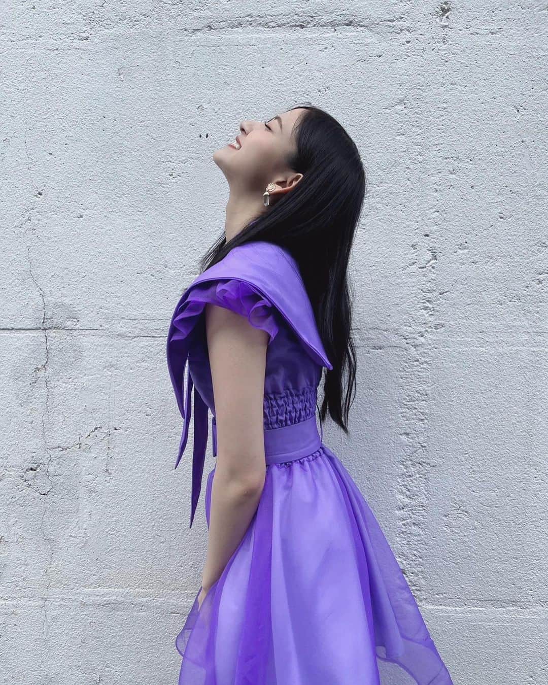 金川紗耶のインスタグラム：「33枚目シングル 「おひとりさま天国」 ジャケット写真が公開されました！  #乃木坂46  #金川紗耶  #sayagram  #33枚目シングル  #おひとりさま天国  #紫の衣装がかわいい #💜」