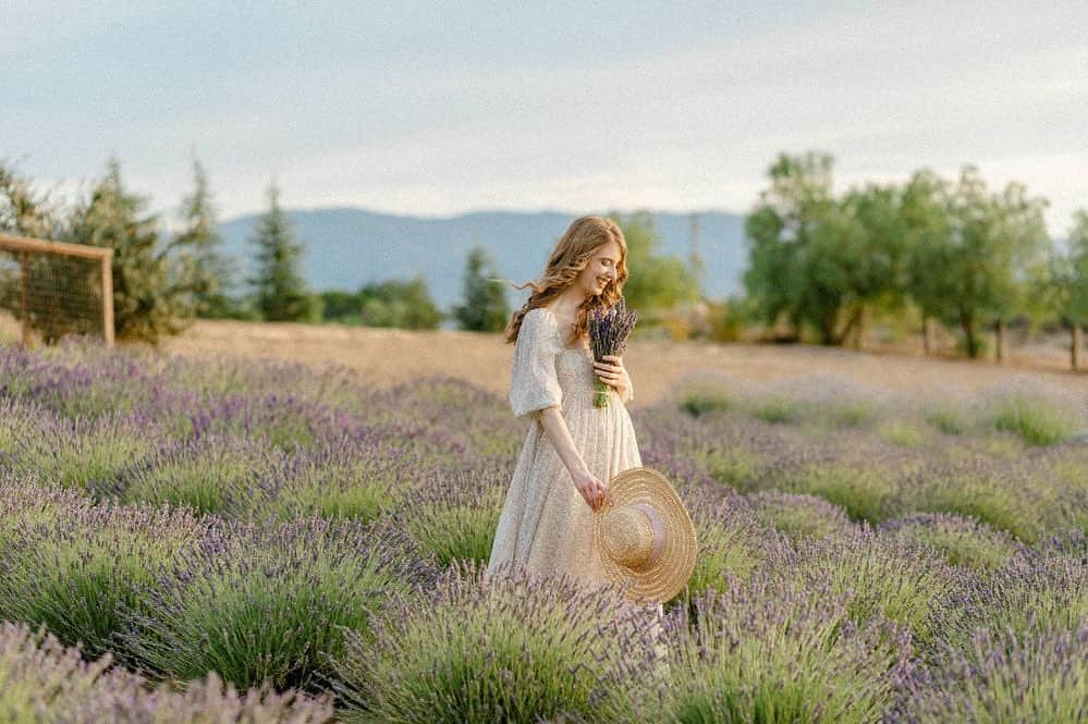 アシュリン・ピアースのインスタグラム：「“Peace begins with a smile” ✨  Photography: @ohwowtina  For: @shopmorninglavender   #MorningLavender #AshlynPearce #Lavender #LavenderField #BestPhoto #PhotoShoot #Model #Models #Modeling #SummerVibes #Dresses #Beauty #Love #Happiness #Peace #RedHead #California #Boutique #Fashion #FashionPhotography #Photography #Flowers」