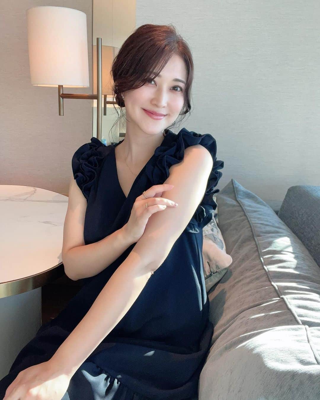 Sayuri（岸岡小百合）さんのインスタグラム写真 - (Sayuri（岸岡小百合）Instagram)「* お袖が可愛すぎる @bitnabi.official のパルランドレス💙 ホワイトに引き続き、ネイビーも😆‼️  袖が立体的で本当に可愛い😭✨ Westinホテルにお泊まりの時に着て行きました🩵  東京や大阪のpop upでも真っ先に売り切れになっていた こちらのワンピース。 7/28に再入荷するみたい✨  #ビンナビ #bitnabi  #ワンピース #パルランドレス」7月26日 14時42分 - sayuuringo