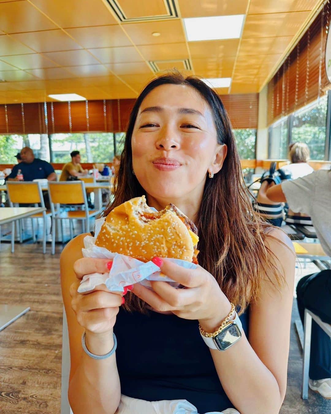 野沢和香のインスタグラム：「顔の大きさくらいのハンバーガー食べて帰ろ🍔🍟🥤」
