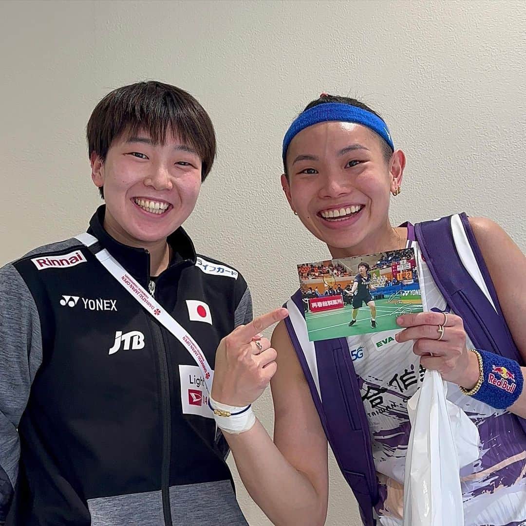 山口茜さんのインスタグラム写真 - (山口茜Instagram)「@akane.yamaguchi66 patiently awaits @tai_tzuying to finish her match, ready to surprise her with a warm welcome and a token of friendship. Rivals on court, but friends beyond the game. A true testament to the power of friendship and sportsmanship. Welcome to Japan, Tai Tzu Ying! 🇯🇵🤝💕  #BWFWorldTour #JapanOpen2023」7月26日 14時45分 - akane.yamaguchi66