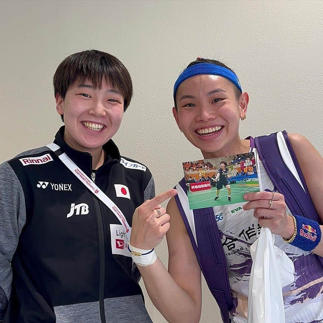 山口茜のインスタグラム：「@akane.yamaguchi66 patiently awaits @tai_tzuying to finish her match, ready to surprise her with a warm welcome and a token of friendship. Rivals on court, but friends beyond the game. A true testament to the power of friendship and sportsmanship. Welcome to Japan, Tai Tzu Ying! 🇯🇵🤝💕  #BWFWorldTour #JapanOpen2023」