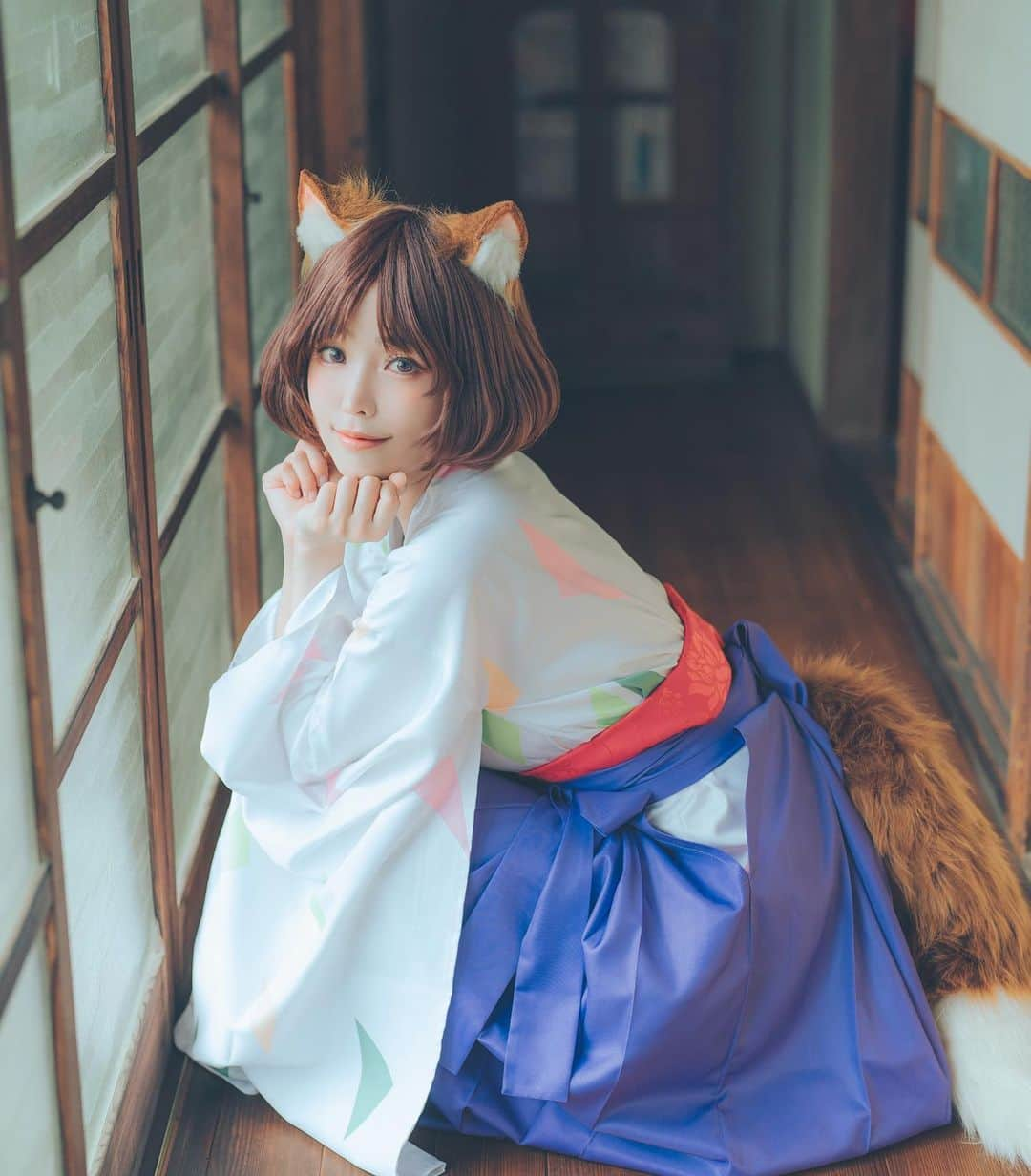 Elyさんのインスタグラム写真 - (ElyInstagram)「The Taisho-style little fox~ Her favorite is the Kitsune Udon🦊💗 Full 40 pics in this month set A💌  ✧～✧～✧ どんぎつねちゃんはきつねうどんが大好き💕 今月のAセット写真は40枚以上ありますよ✨ ✧～✧～✧ 大正風格的小狐狸~ 最喜歡的是油豆腐烏龍麵 但是如果你想換換口味吃天婦羅蕎麥麵 雖然她會鬧小脾氣，還是會陪你一起享用~🦊💗  有劇情的完整寫真組(40p)收錄在本月A組♡  #ely #elycosplay #cosplay #どんぎつね #どん兵衛」7月26日 14時51分 - eeelyeee