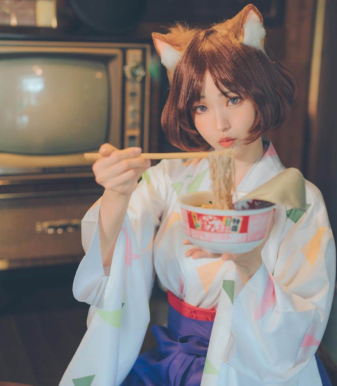 Elyさんのインスタグラム写真 - (ElyInstagram)「The Taisho-style little fox~ Her favorite is the Kitsune Udon🦊💗 Full 40 pics in this month set A💌  ✧～✧～✧ どんぎつねちゃんはきつねうどんが大好き💕 今月のAセット写真は40枚以上ありますよ✨ ✧～✧～✧ 大正風格的小狐狸~ 最喜歡的是油豆腐烏龍麵 但是如果你想換換口味吃天婦羅蕎麥麵 雖然她會鬧小脾氣，還是會陪你一起享用~🦊💗  有劇情的完整寫真組(40p)收錄在本月A組♡  #ely #elycosplay #cosplay #どんぎつね #どん兵衛」7月26日 14時51分 - eeelyeee