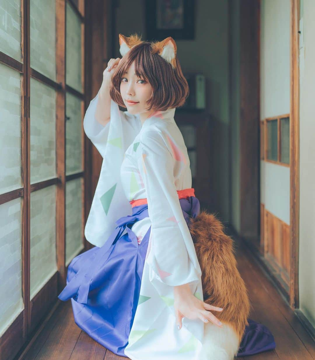 Elyのインスタグラム：「The Taisho-style little fox~ Her favorite is the Kitsune Udon🦊💗 Full 40 pics in this month set A💌  ✧～✧～✧ どんぎつねちゃんはきつねうどんが大好き💕 今月のAセット写真は40枚以上ありますよ✨ ✧～✧～✧ 大正風格的小狐狸~ 最喜歡的是油豆腐烏龍麵 但是如果你想換換口味吃天婦羅蕎麥麵 雖然她會鬧小脾氣，還是會陪你一起享用~🦊💗  有劇情的完整寫真組(40p)收錄在本月A組♡  #ely #elycosplay #cosplay #どんぎつね #どん兵衛」