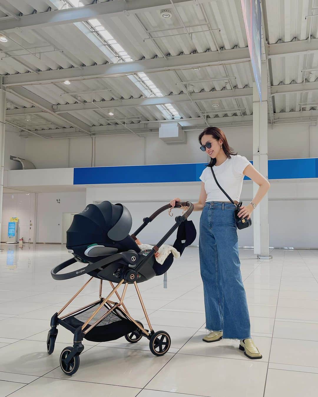結城はゆるのインスタグラム：「🛩️☁️ 　 　　 　　産前の愛用デニムが着れるようになった記念に。笑 　　まっ！ウエストぴちぴちやけどな👋 　　もっとゆるっと着るのはまだ先だな← 　　 　　 　　ベビーカーは悩みに悩んで選んだ 　　@cybex_japan のトラベルシステムが大活躍中🙏 　　帰省してもチャイルドシート借りずに 　　そのまま車にセット完了💺で楽ちん。 　　 　　 　　そしてムスコ氏、初の飛行機🛫 　　泣かずによく頑張った〜😭✨ 　　しばらくの田舎生活、良い刺激になると良いなぁ⛰️🍊 　　 　　 　　 　　 　　 　　 #男の子ママ #ママコーデ #ママファッション  #男の子ベビー #ママライフ #新米ママ #サイベックス #サイベックスメリオ  #サイベックストラベルシステム #トラベルシステム #ベビーカー #ベビーカー選び #出産準備品  #帰省コーデ #夏休みの思い出」