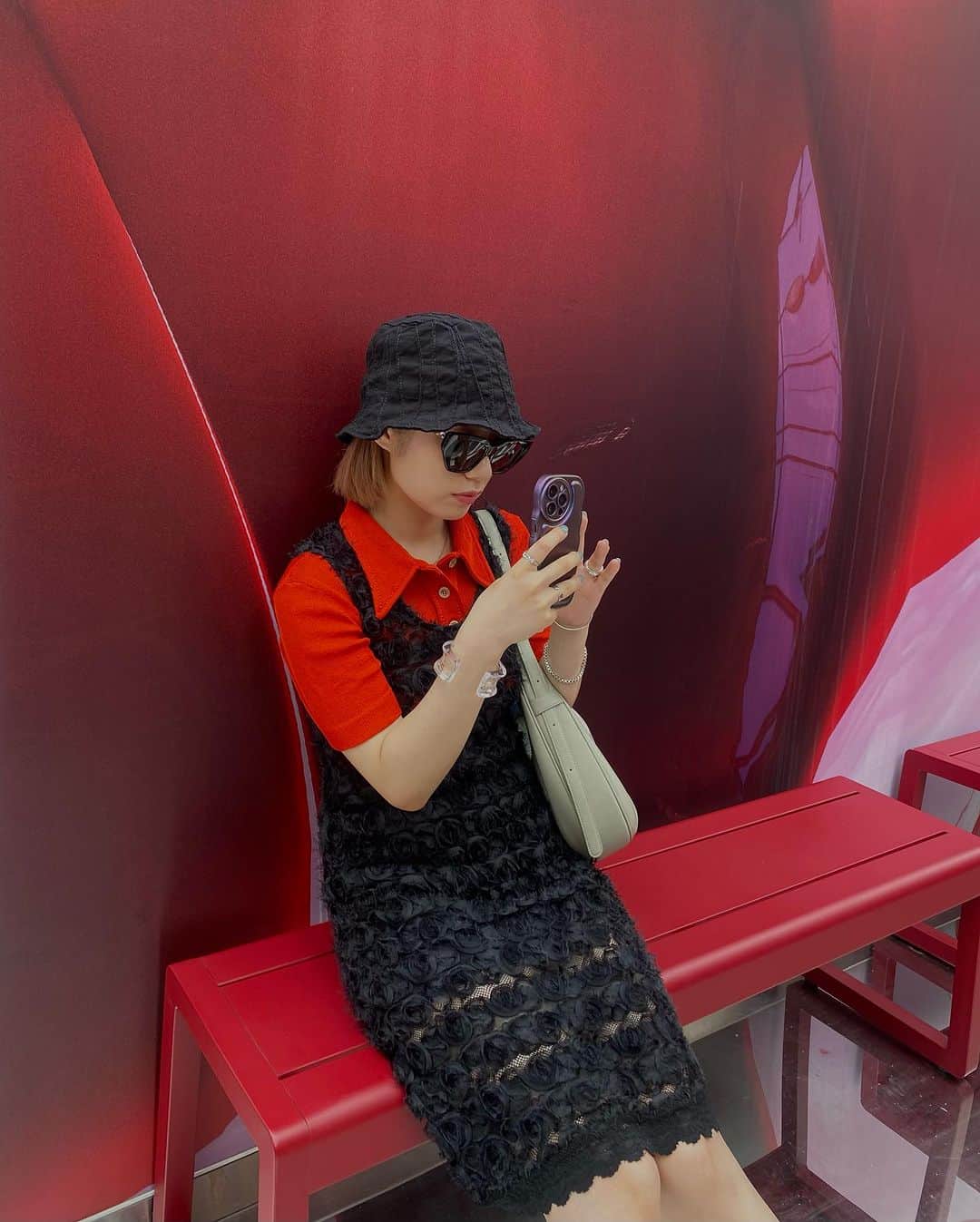 相羽瑠奈さんのインスタグラム写真 - (相羽瑠奈Instagram)「💄🪗🍷🐞👠  前日に sinoon で買ったワンピ 🌹🎵  向かい側に可愛いオブジェを見つけて、指さしてるところを撮られていた👈🫨 （ 1番後ろにオブジェ載せました🫧  ここに行くために2人で一緒に決めたかのような赤黒コーデだけど、一切打ち合わせしてない。🤣 こうなるの何回目だろうね？👯‍♀️笑 @sakura__ra_ra   @borntostandout.official の香水、全部いい香りだった…！！！エロティックなアートが飾ってある空間も可愛かったです💋さくらちゃん教えてくれてありがとう〜📕」7月26日 15時04分 - rone.runa