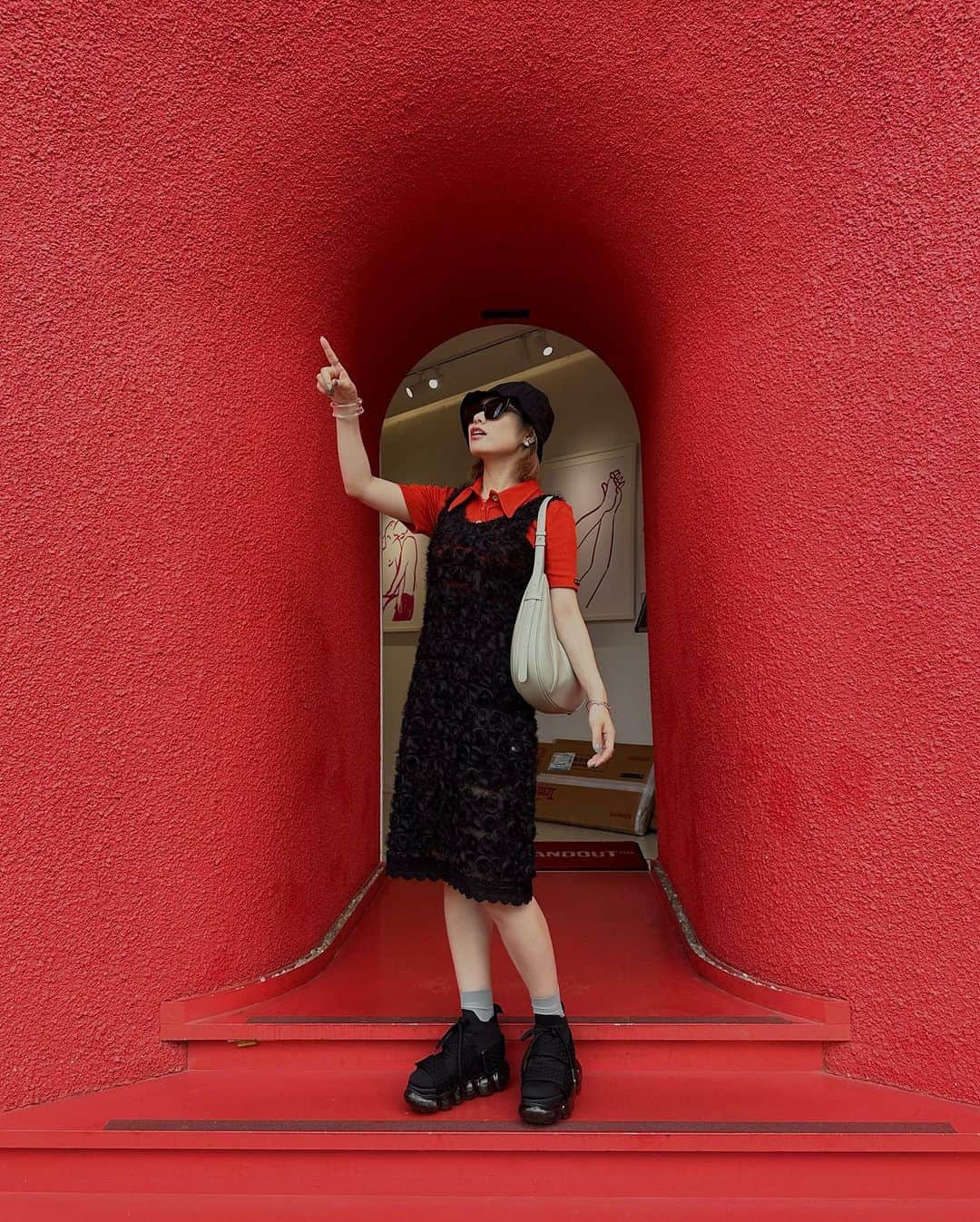 相羽瑠奈のインスタグラム：「💄🪗🍷🐞👠  前日に sinoon で買ったワンピ 🌹🎵  向かい側に可愛いオブジェを見つけて、指さしてるところを撮られていた👈🫨 （ 1番後ろにオブジェ載せました🫧  ここに行くために2人で一緒に決めたかのような赤黒コーデだけど、一切打ち合わせしてない。🤣 こうなるの何回目だろうね？👯‍♀️笑 @sakura__ra_ra   @borntostandout.official の香水、全部いい香りだった…！！！エロティックなアートが飾ってある空間も可愛かったです💋さくらちゃん教えてくれてありがとう〜📕」