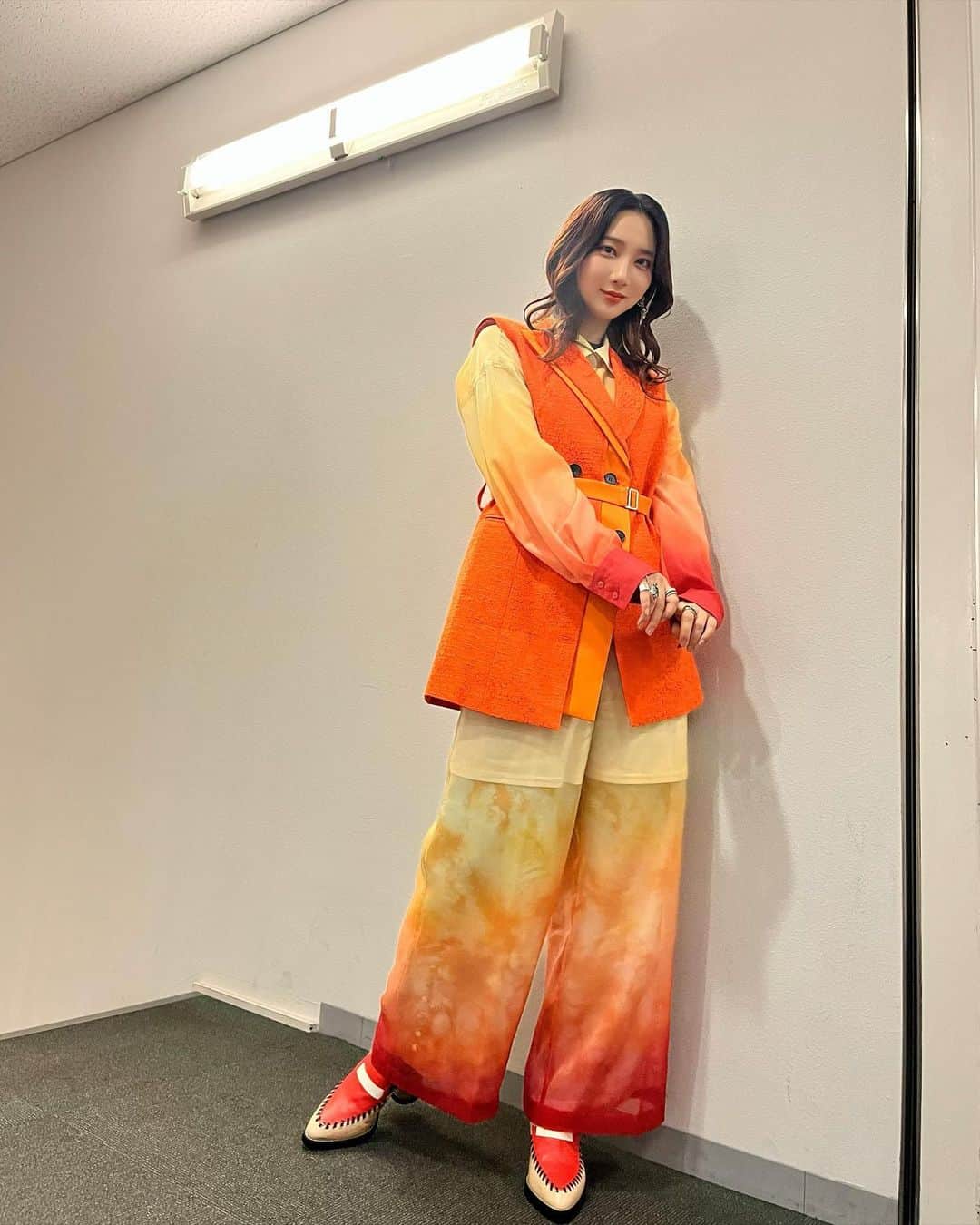 ファーストサマーウイカのインスタグラム：「#ウイカ衣装 🔥  ・シャツ＆パンツ →FURFUR @furfur_official  ・ベスト →UNITED TOKYO @united_tokyo #unitedtokyo  ・ピアス(イヤリング) →VLOOK @vlook_official」