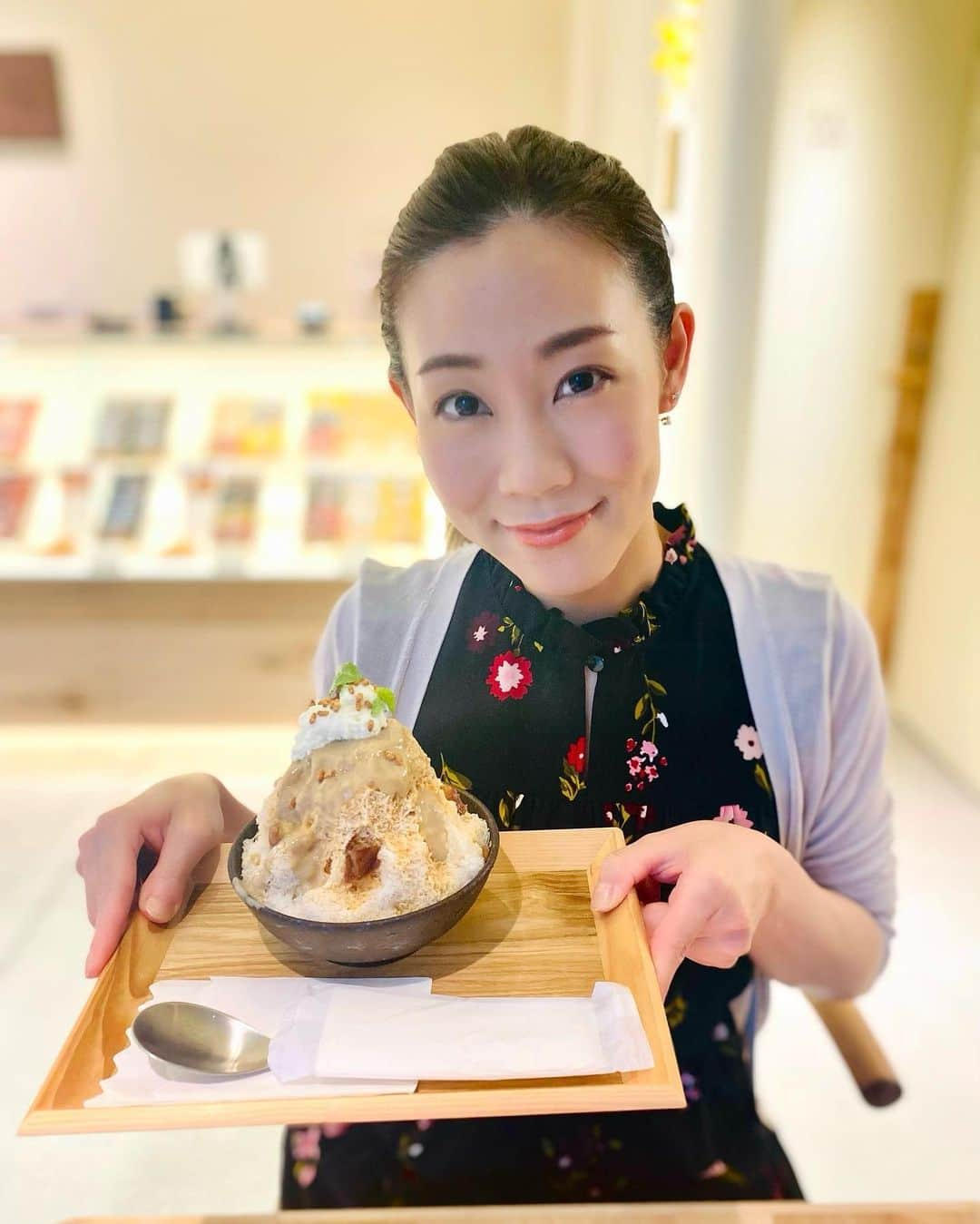 菜那くららのインスタグラム：「🍧🌰✨  式典の後は大好きな栗スイーツのお店へ☺️  丹波の栗・黒豆・小豆を使ったスイーツが沢山🌰✨  今年初のかき氷とモンブランを🌰🍧  かき氷は栗のソースとキャラメルに 渋皮煮も入っていて栗づくしの美味しさ‼︎  モンブランの下は チョコレートコーティングされた玄米の入ったメレンゲで和と洋が合わさったお味でした‼︎  暑さでヘトヘトだったので、 大好きな栗に冷んやりかき氷で涼み、 生き返りました🫠🎐  #栗 #かき氷 #モンブラン #中島大祥堂」