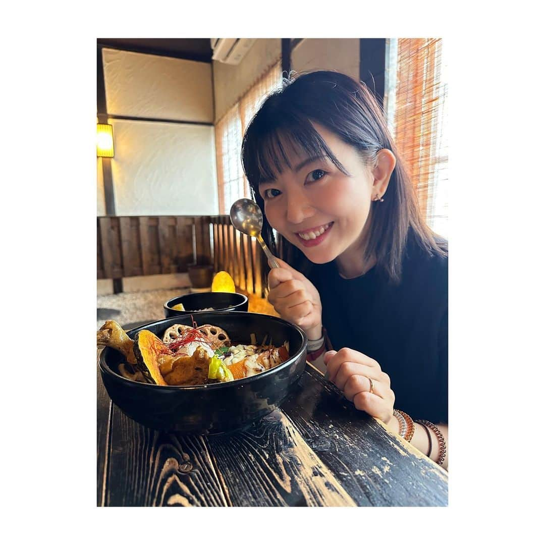 牧野由依さんのインスタグラム写真 - (牧野由依Instagram)「北海道うまいもの編😋  #ラベンダーソフトクリーム  #奥芝商店 #スープカレー   スタッフさんが注文してた海老祭りカレーもちゃっかり撮らせて頂いちゃいました🦐 凄い海老だった！」7月26日 14時59分 - yui_makino0119