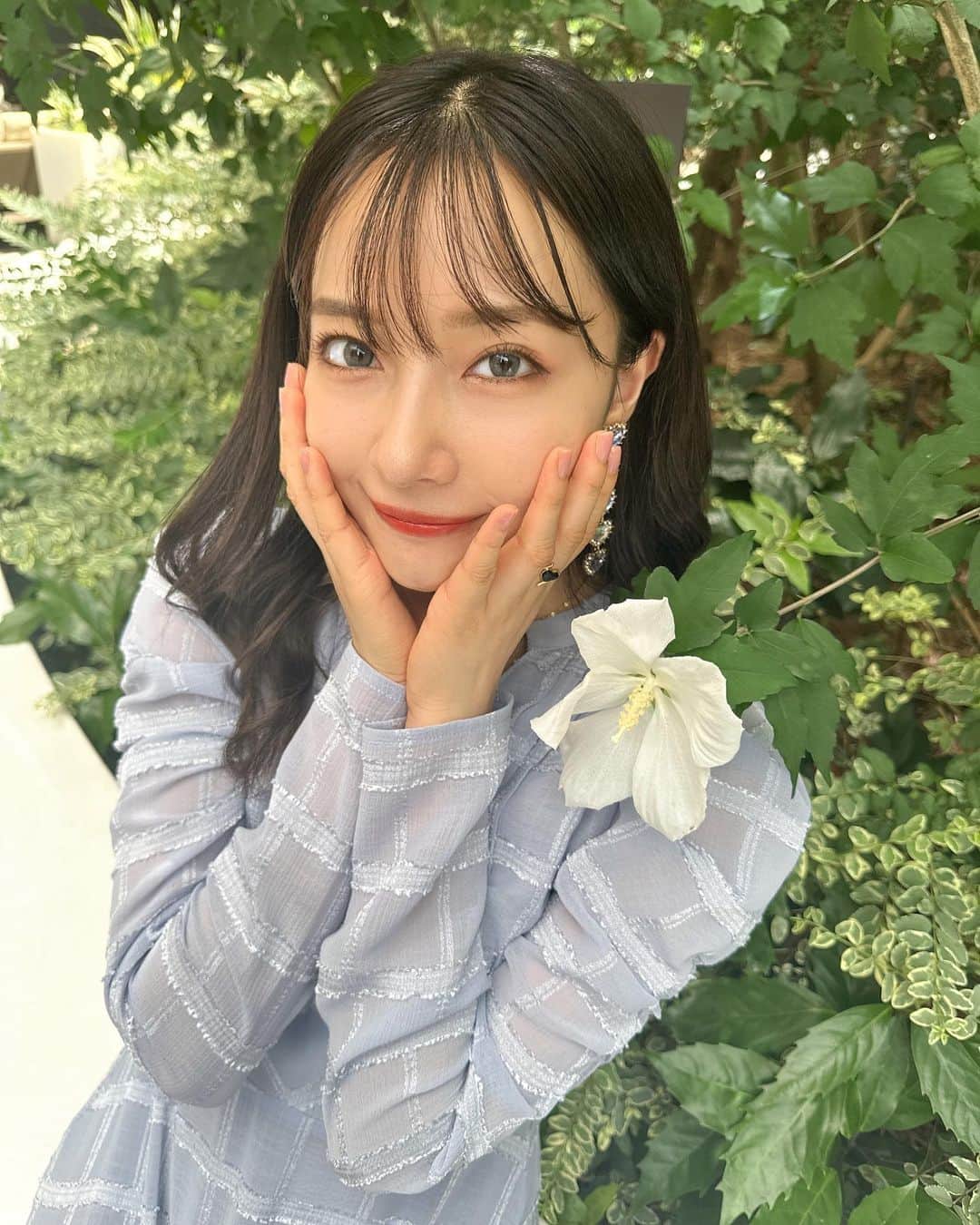 村瀬紗英のインスタグラム：「#dailylook  ⭐️シアーチェックワンピ 8/4に入る新作！展示会にも並びます^ ^ 透け感のあるフェミニンなワンピースです🐶 高めの切り替えでお上品なデザイン✨ パフスリーブに入った切り込みで肌見せがポイントに(: もう1色はブラックで展開してるよ🌻  今はお仕事で人生初めてのある場所に来ております🤫🩵 #ANDGEEBEE #AW #2023 #Collection #展示会」
