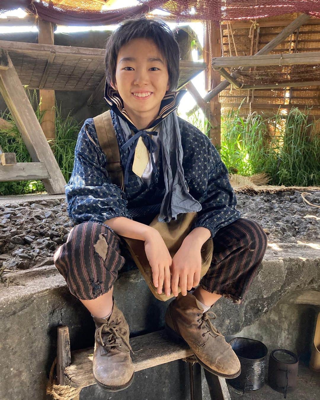 のインスタグラム：「📸 #軍港の子 〜#よこすかクリーニング1946 〜  マネージャーから、ドラマ撮影中の オフショットが届きました📬  【放送日】2023年8月10日(木)夜10時〜  先日はドラマ公式HPもオープン！ ドラマの公式Twitterなどもチェックお願いいたします👀✨  #村山輝星 #劇団東俳 #Tプロジェクト #ドラマ #オフショット」