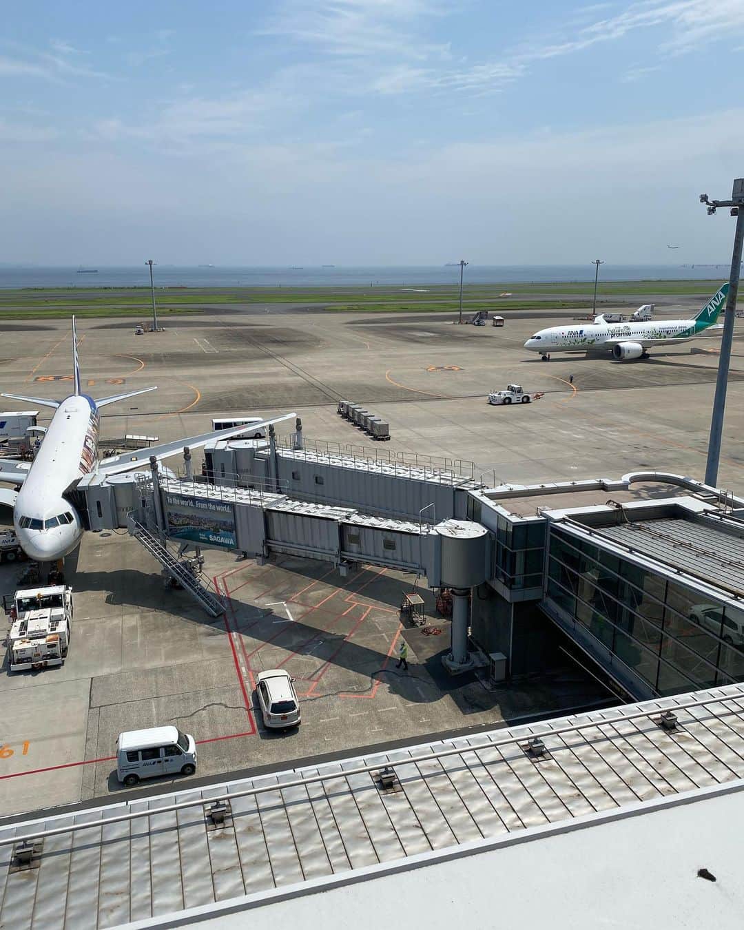 徳重杏奈さんのインスタグラム写真 - (徳重杏奈Instagram)「✈️ お友達と一緒だったので 想像以上に楽しめました🤍 ⁡ 広いしターミナル内は涼しいし お店の選択肢は豊富だし 子連れの遊び場にもってこい。 ⁡ 近くで飛行機を見たお陰か この日からより 飛行機を意識するようになりました🧒🏻 ⁡ 国際線のターミナルにある プラネタリウムのあるカフェも 気になるなぁ…💫 ⁡ #羽田空港 #羽田空港グルメ #子連れ空港」7月26日 15時17分 - anna.tokushige