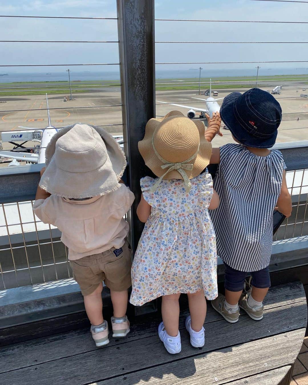 徳重杏奈のインスタグラム：「✈️ お友達と一緒だったので 想像以上に楽しめました🤍 ⁡ 広いしターミナル内は涼しいし お店の選択肢は豊富だし 子連れの遊び場にもってこい。 ⁡ 近くで飛行機を見たお陰か この日からより 飛行機を意識するようになりました🧒🏻 ⁡ 国際線のターミナルにある プラネタリウムのあるカフェも 気になるなぁ…💫 ⁡ #羽田空港 #羽田空港グルメ #子連れ空港」