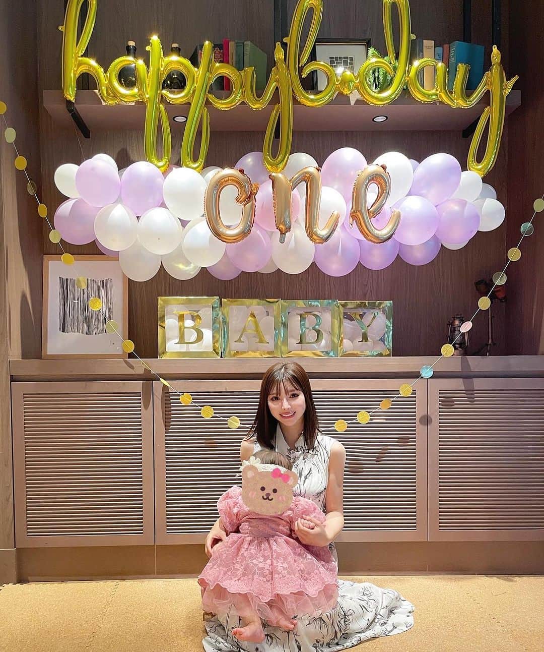 まりんのインスタグラム：「✨🎀ℍ𝔸ℙℙ𝕐𝔹𝕀ℝ𝕋ℍ𝔻𝔸𝕐🎀✨  りれいちゃん一歳のお祝い🎂✨ これからも元気で楽しく 毎日過ごせますように💞 3枚目は産まれてすぐ👶🏻🎂🤍  #happybirthday #1stbirthday  #1歳」