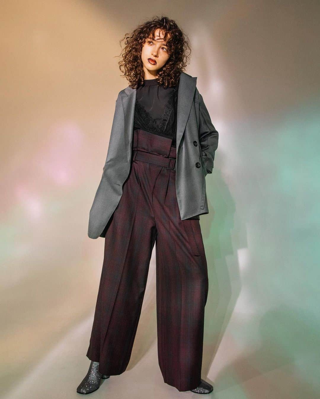 AULA AILAさんのインスタグラム写真 - (AULA AILAInstagram)「【2023 FALL & WINTER COLLECTION】  SLIT TAILORED JACKET COLOR GRAY SIZE 0 ¥27,500  HIGH WAIST LINE PANTS COLOR BORDEAUX SIZE 0/1 ¥27,500  ✔️AULA AILA OFFICIAL WEB STOREにて発売中」7月26日 15時20分 - aulaaila_official