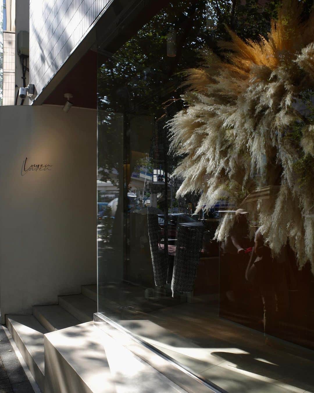 石元歩唯のインスタグラム：「@louren__official  2023 FW COLLECTION EXHIBITION  空間もお洋服もスタッフの皆さんも素敵な方ばかりで、lourenの世界観にうっとり。🌾  デザイナーの @suzumi_sato さん 柔らかく凛とした素敵な女性でした…♡  @emu.yama さんも優しい素敵な方で。 ご対応頂きありがとうございました♡」