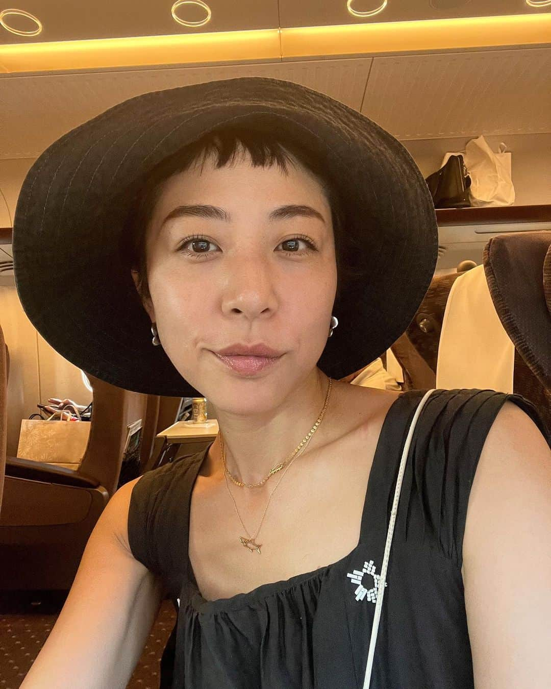 福本敦子のインスタグラム：「大好きな京都、今年は1週間くらい長めに滞在できた！去年来た時は家族のことで、お母さんの最期の方でみんなで大変だったなぁ。大変だったなぁ、 とかも言えない、言っちゃいけないような気持ちだった気がする❣️ 同じ場所に座ってみて、1年で自分の状況と心境の変化に愕然とする。🫨 .  🫨🫨🫨 時って、すごいんだけど〜❣️❣️ . 鴨川の原っぱの上で心の中で絶叫。 . 森田先生も本の中で〝時ぐすり〟の話をしてくれていた🙏 本当に本当に、時間の流れが大きい河みたいに過去を流してくれるし、新しい場所にも連れて行ってくれるもんなんだなぁ。 今大変で、先が想像できない人に伝わってほしいな💐　　 写真は、 ⭕️行きの電車で浮かれる私 ⭕️着く直前見たウェルカムレインボー ⭕️かれいの唐揚げがおいしすぎた ⭕️ポッドキャストで貴船の話したら皆が行ってくれたと聞いて私もありがとうを込めて行ってきたよの図 ⭕️1番好きな寿司屋a.k.aトーク力のパーソナルジム として行ってるお店の鱧　 ⭕️祇園祭で賑わう街 ⭕️活気があってかっこよかった推し山鉾鷹山🦅 ⭕️夕陽が強くて必然的におしゃれに見える壁 ⭕️夏らしさ まっしぐらの京都の空 ⭕️時ぐすり」