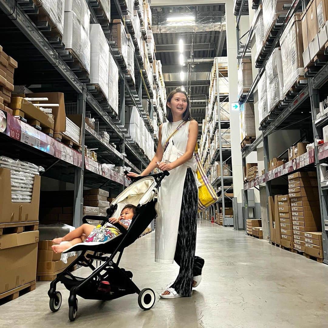 美優のインスタグラム：「久しぶりのIKEA🛍️  息子のオモチャ収納と息子の遊びスペースの1つとして机と椅子を買いに行ってきました❣️  この日はIKEA以外でもたくさん歩いて息子と私はクタクタ😮‍💨  ロランがオモチャの棚の収納BOXの色を永遠に悩んでいて… 遠目から観察&たまにアドバイス。やっと決まった〜🥱と家に帰ってみたら…  BOXの数が2つ足りない😨 ロランも疲れていたらしい🤪  #ikea #ikea購入品 #ikea収納 #おもちゃ収納 #カラーBOX」