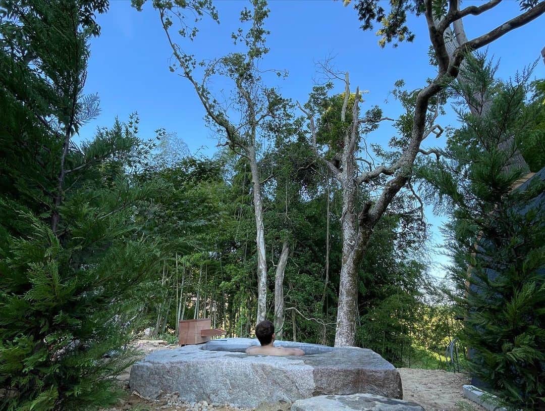 ファンキー加藤さんのインスタグラム写真 - (ファンキー加藤Instagram)「🚙  友人が千葉県いすみ市に新たなリゾートヴィラ施設を開業する､ということでプレオープンにお邪魔させていただきました。  豊かな自然の中のプライベート空間で､天然温泉風呂と美味しい地のもの。  日頃の疲れをしっかり癒すことができました☺️  『五氣里 -itsukiri-』､7/29にグランドオープンとのことです。機会があれば是非。」7月26日 15時40分 - funkykato_funkykato_funkykato