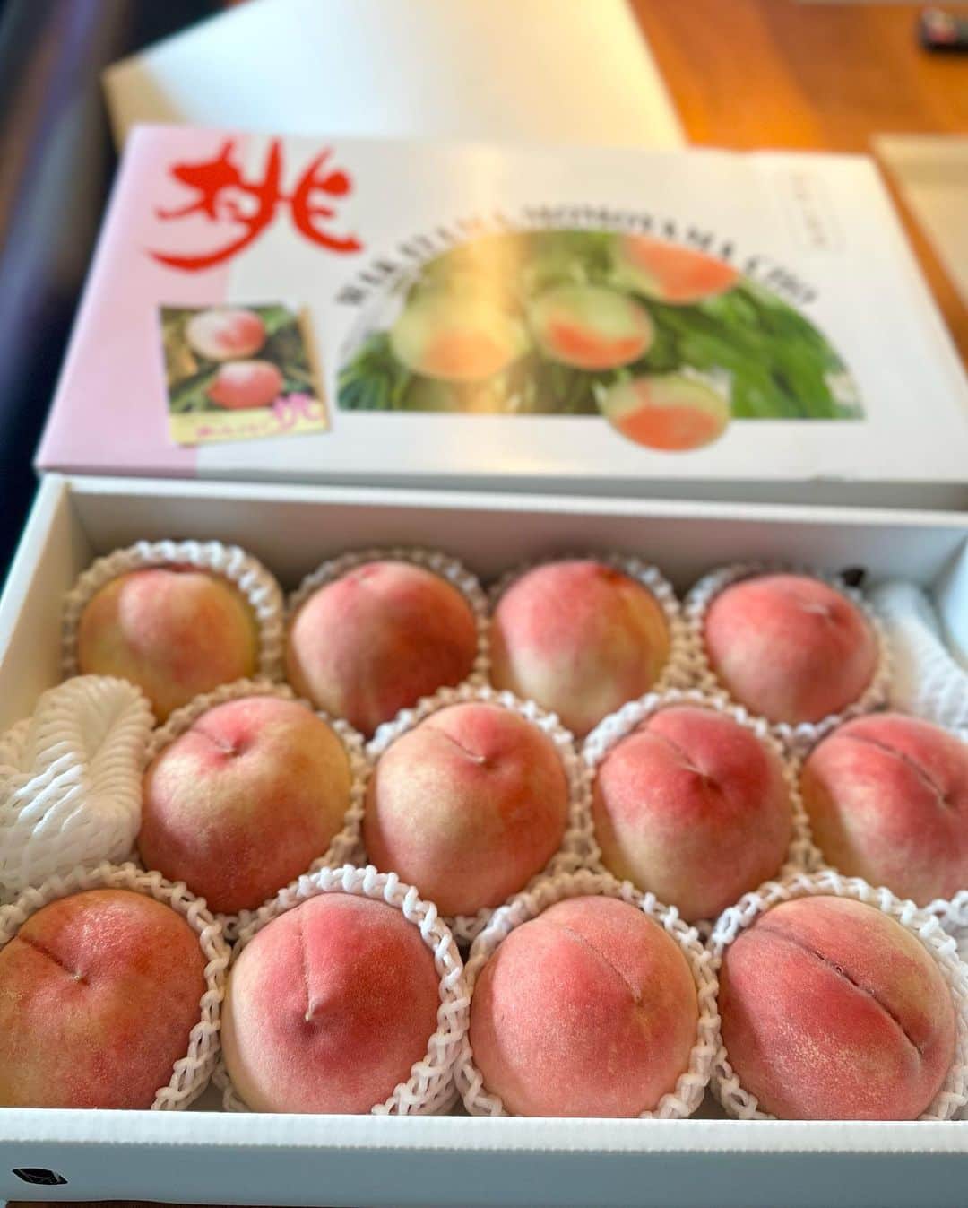 大桃美代子さんのインスタグラム写真 - (大桃美代子Instagram)「桃の季節です。  素敵な桃が紀ノ川市から届きました。  ふるさと納税でフルーツが選べる紀ノ川市。  三月に  紀ノ川はっさくマルシェ　with CoCo JAPANで、ふるさと納税で八朔を頂きましたが、  @cocojapan.project   夏は桃もあるんです。  嬉しすぎる。  ふるさと納税は、自分で税金を納める場所が選べて、  地域を応援できるシステムです。  ご縁のある場所や、好きな人がいる場所を  応援できます。  秋は、柿もありますよ。  ふるさと納税、おすすめです。  紀の川市企画部地域創生課の皆様。  ありがとうございました。  #紀の川市#紀の川の桃#桃#ふるさと納税#人気#桃パフェ#地域創生#SDGs#蟠桃会」7月26日 15時36分 - miyoko_omomo