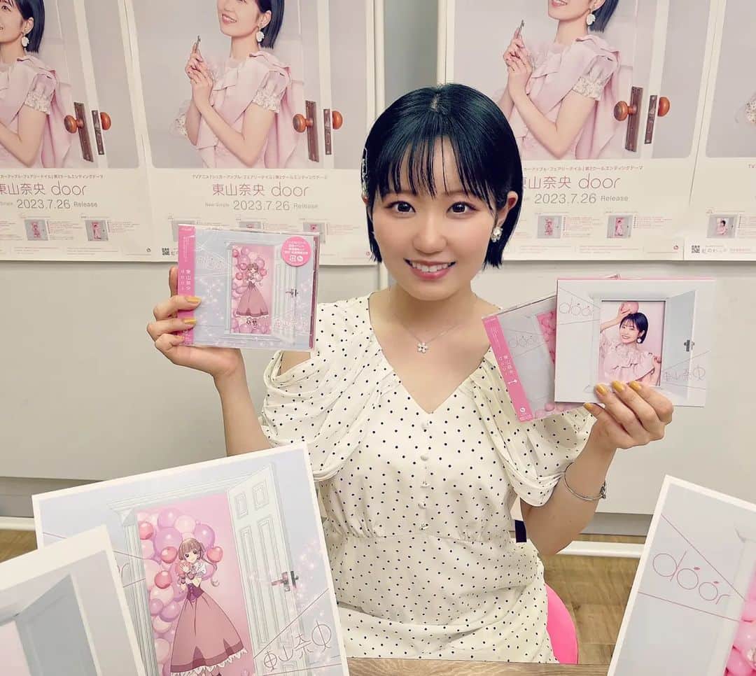 東山奈央のインスタグラム：「本日！  ニューシングル「door」  発売になりました🚪🌸✨  サブスク配信も始まっています！  優しくてあたたかくなれるサウンドがつまった今回のシングル。  あなたをそっと元気づけられますように願っています！  ライブ映像やドキュメンタリー映像なども入っているので、 ぜひ週末などでゆっくり楽しんでいただけたらうれしいです💪  これからも素敵な未来のドアを開いていけますように……✨」