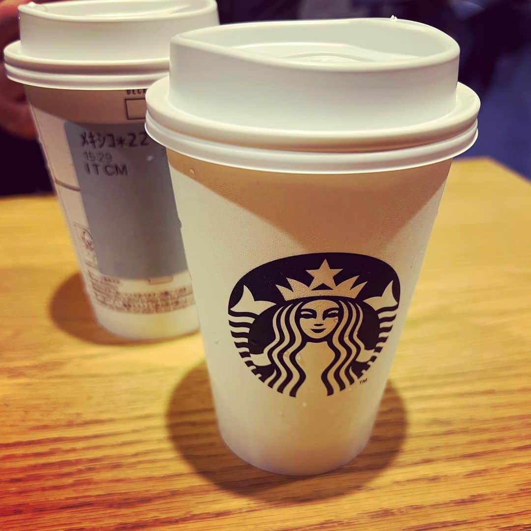 上杉洋史のインスタグラム：「Savoring a sip of serenity amidst the bustling Tokyo Station. #starbucksbreak #tokyostation #starbucks」