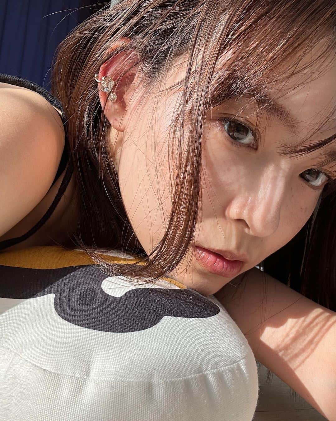 牧野莉佳のインスタグラム：「毎日暑すぎる、、、🫠 キラキラかわいい ネイルかわいい 酵素の泡たまらん🫧 なんでもいいからテンション上げていかないと暑さに負けそうになる  ずっと可愛いなーってインスタで眺めてたリプモン♡ ついに手出してしまった、、かわいいい、、、 名古屋に帰ったらお店に行きたい！ 酵素は我が子のように可愛くて目に入るたび眺めてしまう。 クラゲ飼ってる気分🪼🫧 ただ気付くといつも入れ物から泡が飛び出してて🙃 もうーって言いながら毎日拭いてる  皆さん、水分補給しっかりして熱中症に気をつけてくださいね！！」